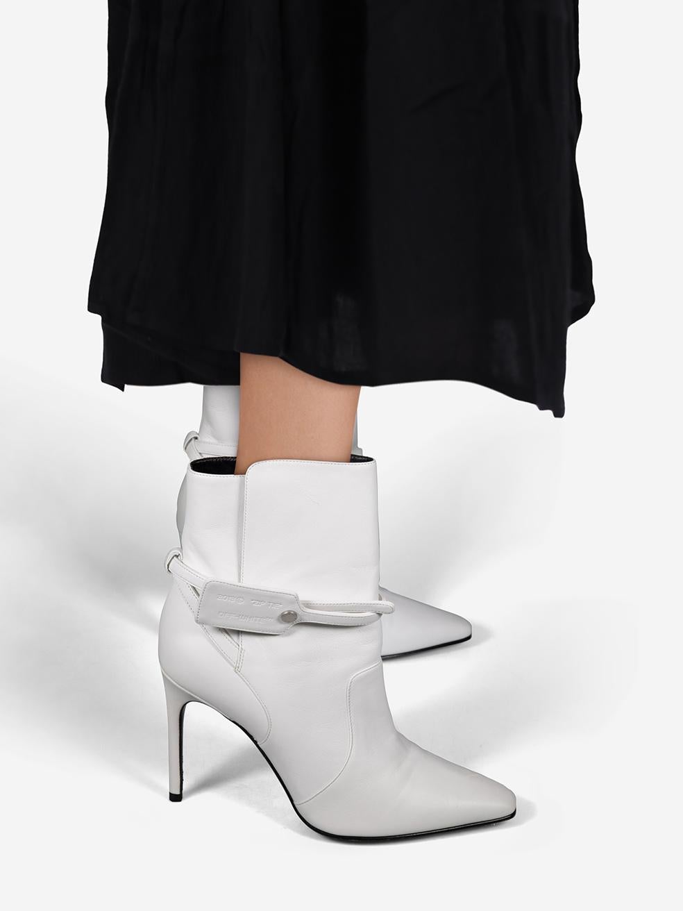 CONDITION is Very good. Minimal wear to the boots is evident. Abrasion and mark to the left counter, toe cap, upper and heel on both shoes on this used Off-White designer resale item.
 
 Details
 
 
 White¬†
 
 Leather
 
 Boots
 
 Ankle length
 

