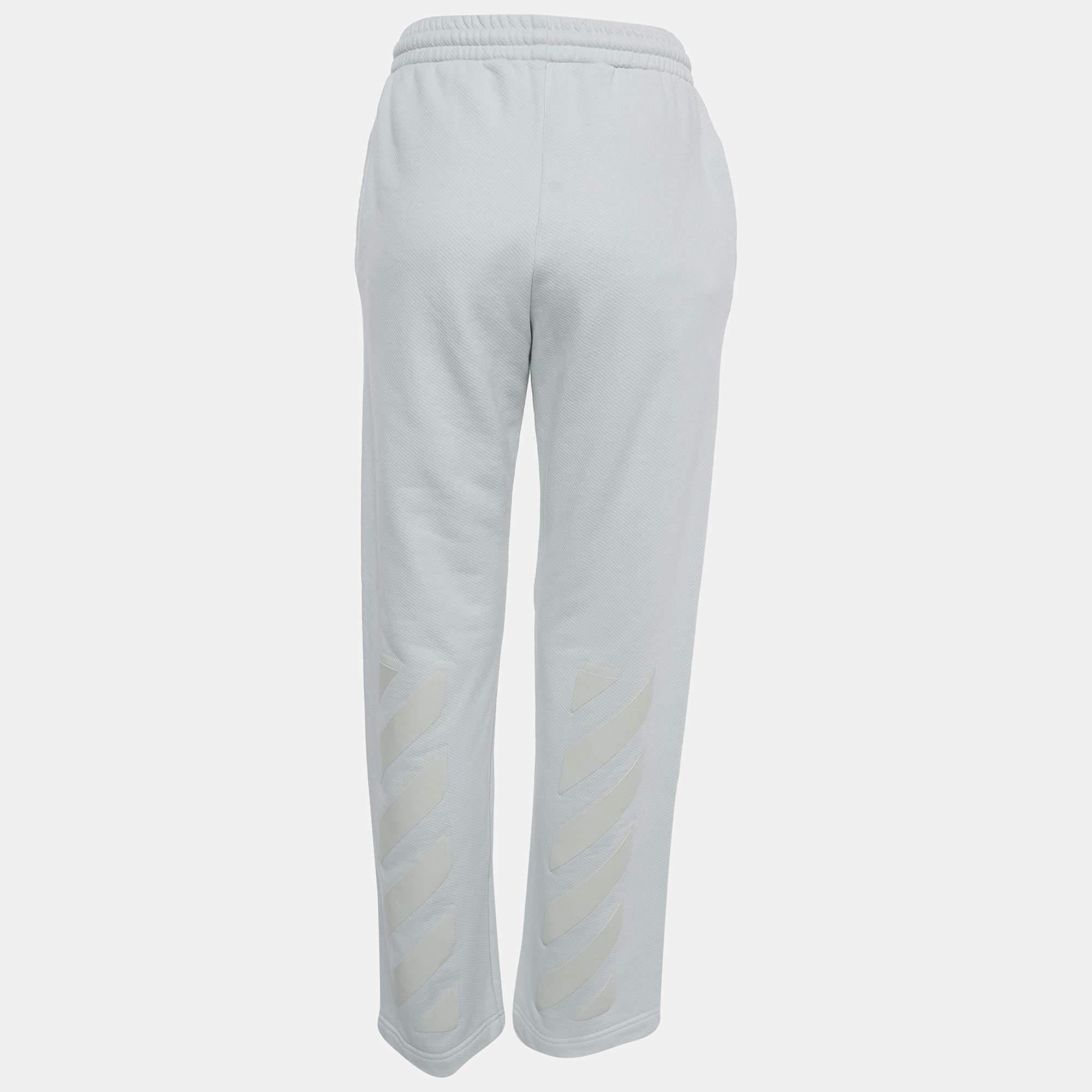 Un pantalon impeccablement taillé est un élément essentiel d'une garde-robe bien organisée. Ces pantalons de créateur sont finement cousus pour vous donner l'allure souhaitée et un confort tout au long de la journée.