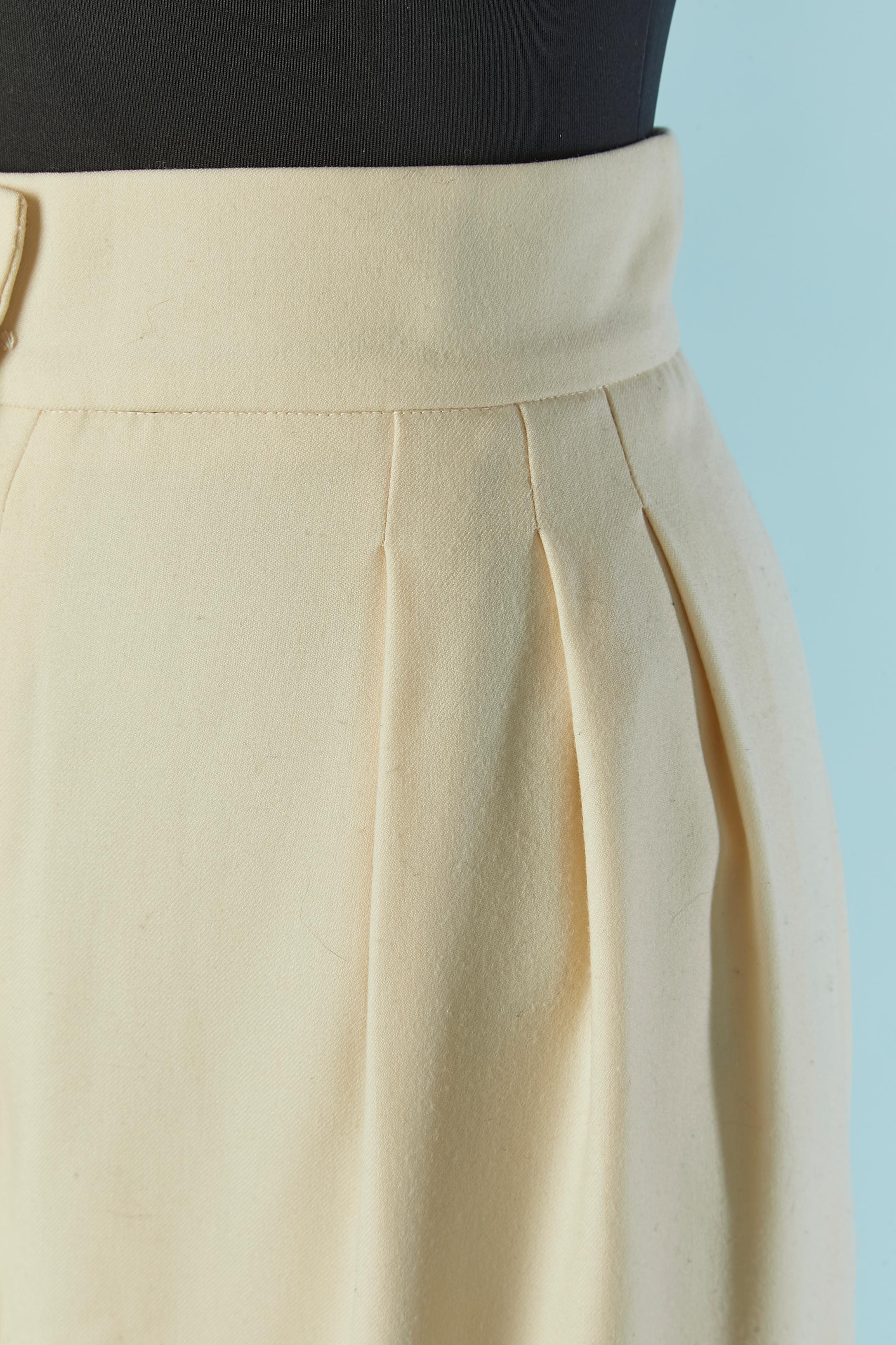 Off-white Hose mit weitem Bein. Futter mit Markenzeichen aus Seide. Markenknopf, Knopfloch und Reißverschluss in der oberen Mitte der Vorderseite und auf der Gesäßtasche. Tasche auf beiden Seiten. 
GRÖSSE 42 (Fr) L 