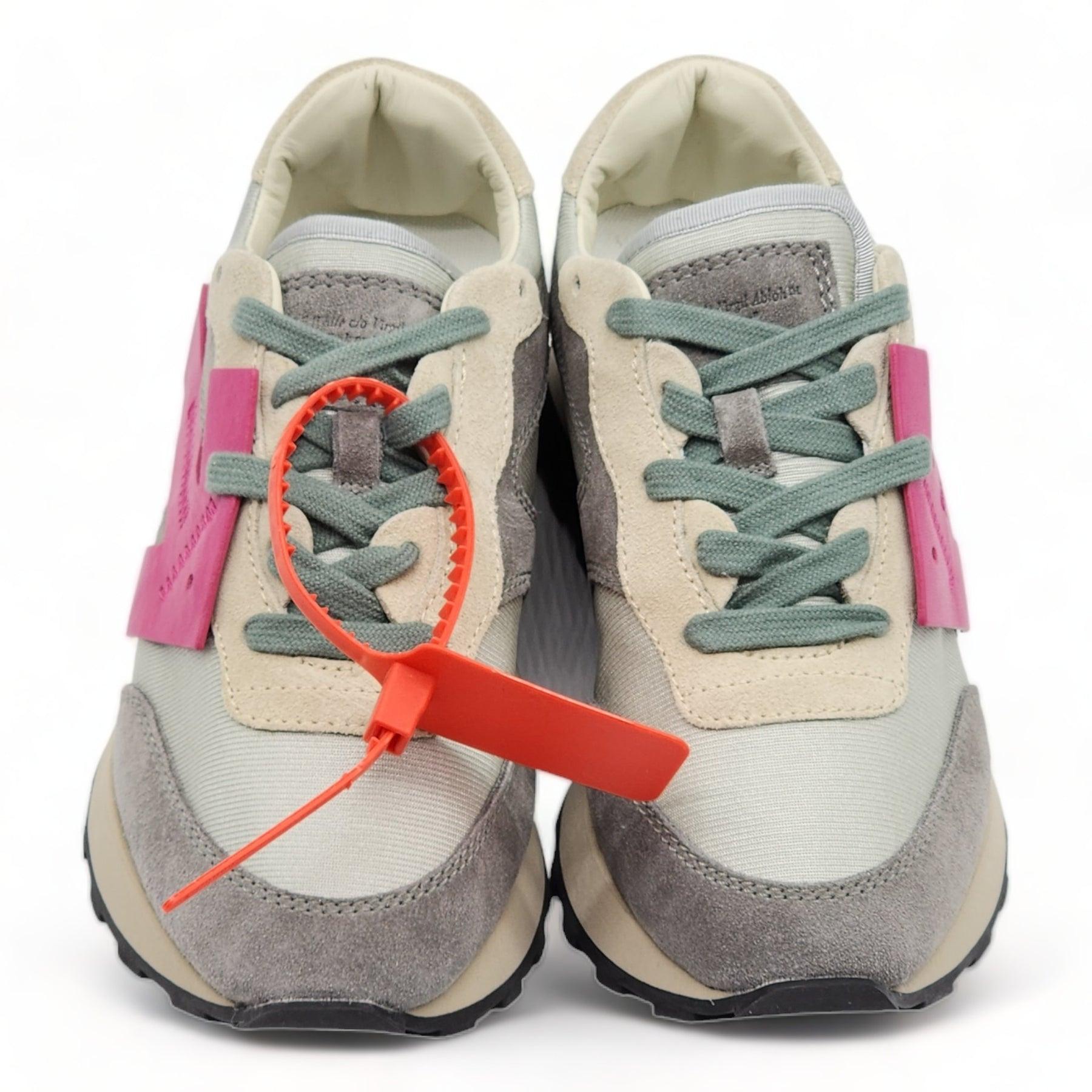 Off-White Women’s HG Runner Mixed-Media Suede Sneakers ‘Grey Fuchsia’.

Additional information:
Material: Mixed-Media Suede
Style code: OWIA163R20D801110828
Color: Grey, Grey Fuchsia
Size: 35 EU (5 US)
Country: Italy
Include: Original packaging.
