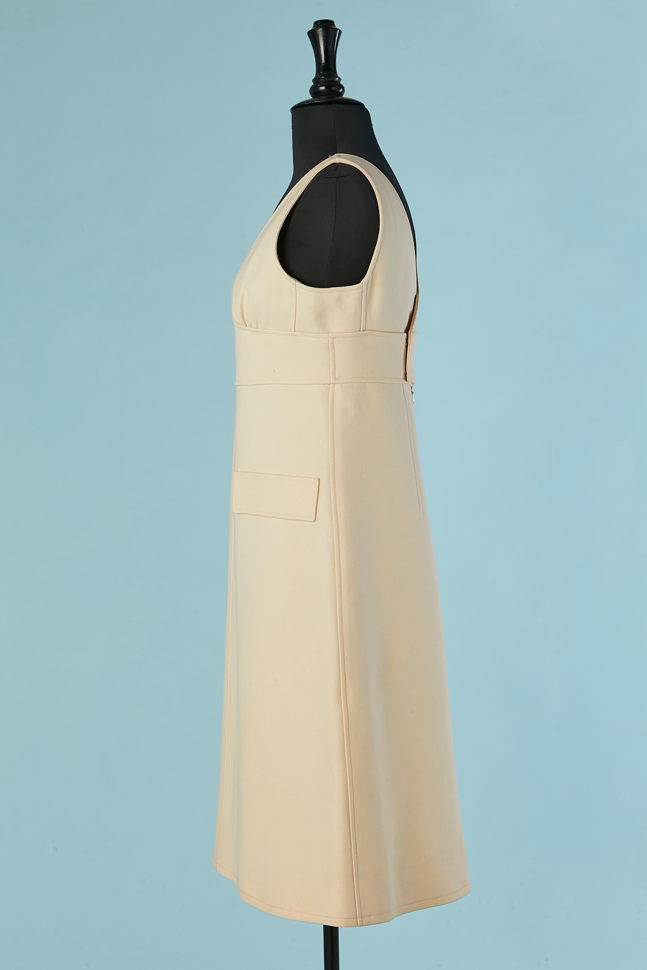 Abito da giorno senza maniche in lana bianco sporco. Tessuto principale: 100% lana. Fodera: 100% rayon
Chiusura a scatto, gancio e zip al centro della schiena. Tasche finte sul davanti.
TAGLIA: 