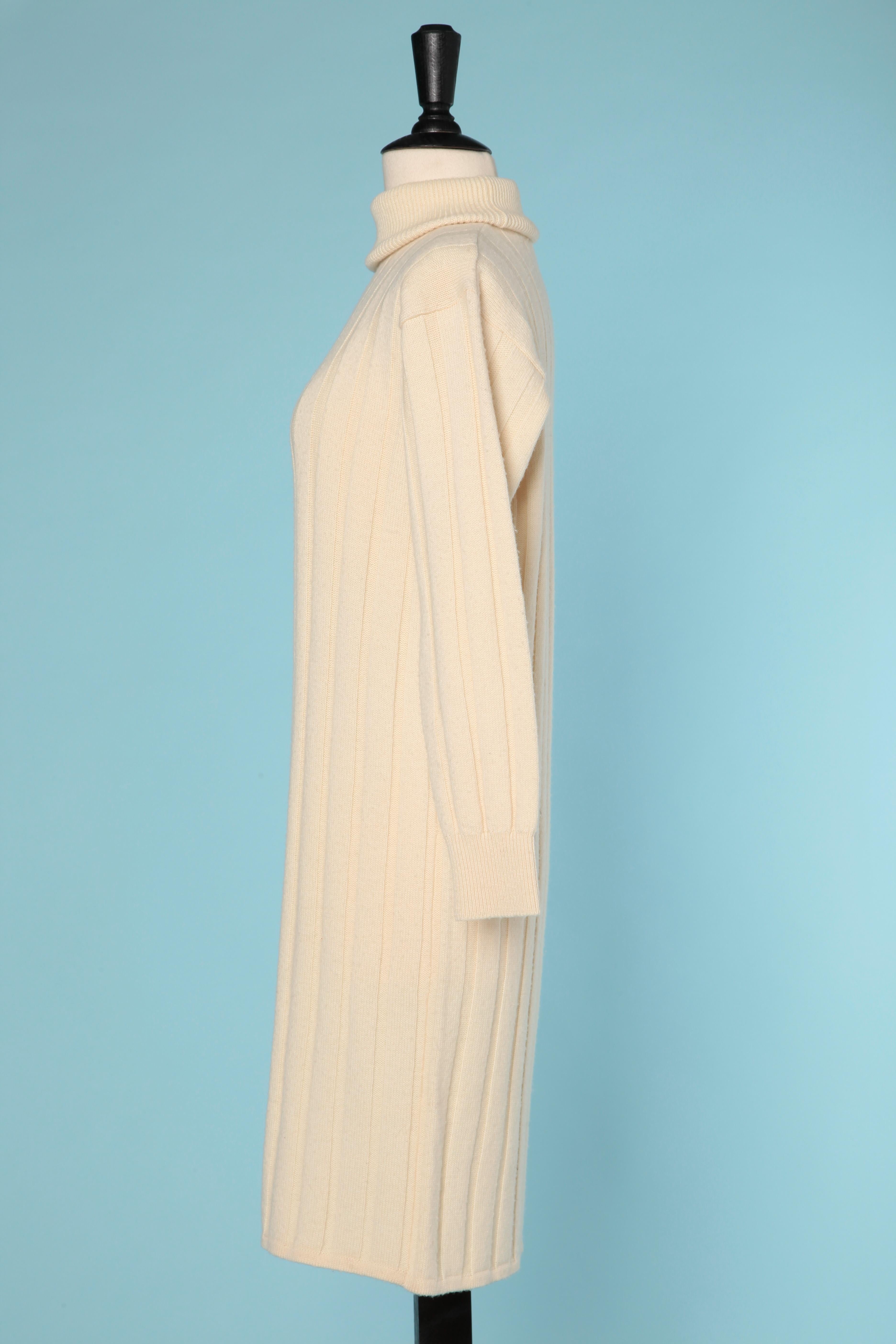 Beige Yves Saint Laurent - Robe tricot en laine blanc cassé avec col en forme de tortue  en vente