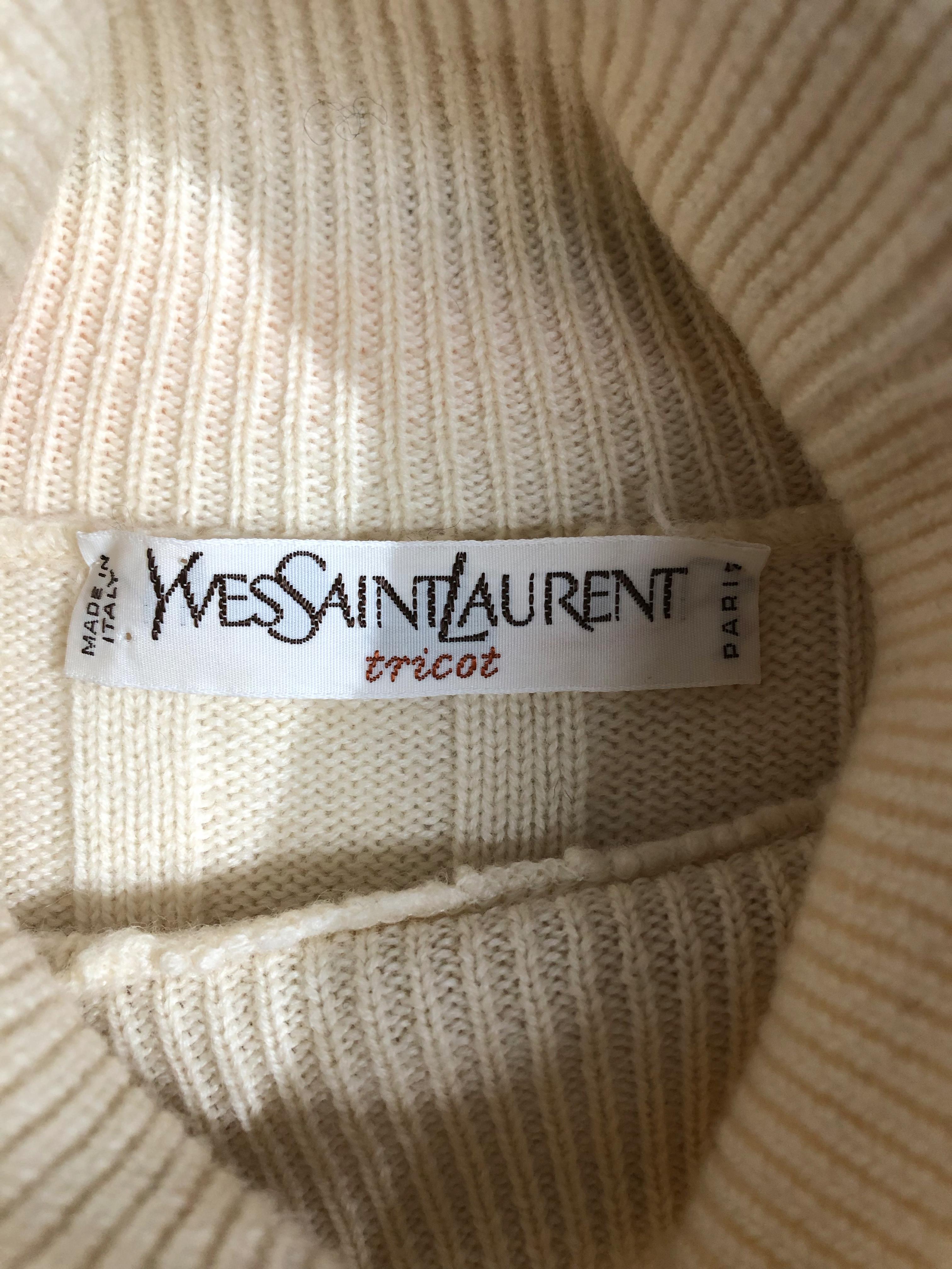 Yves Saint Laurent - Robe tricot en laine blanc cassé avec col en forme de tortue  Pour femmes en vente