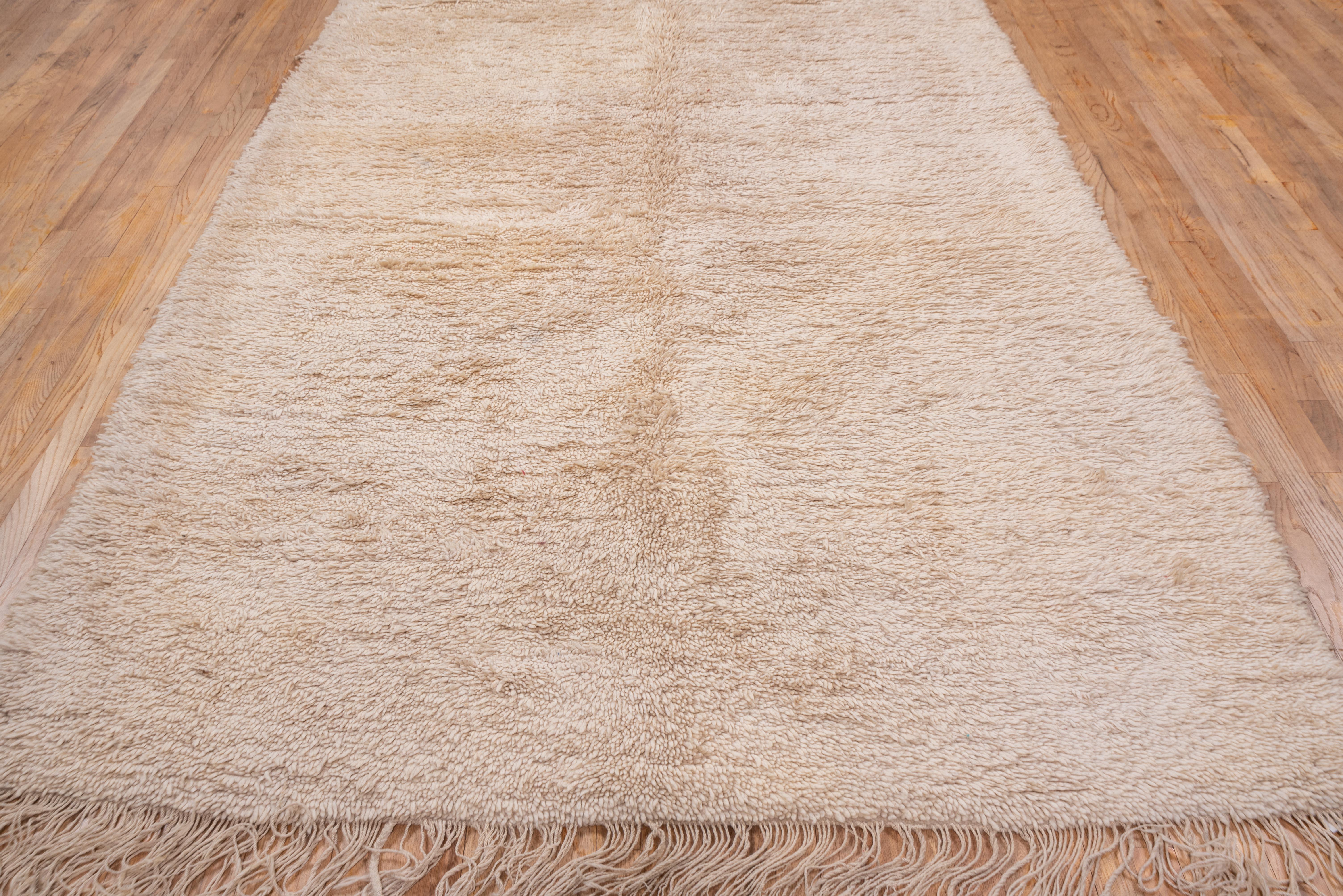 This medium pile, wool shag Moroccan rug is a simple addition to any room you place it in - with rich history, this hand knotted rug dates back to the late early 20th century 