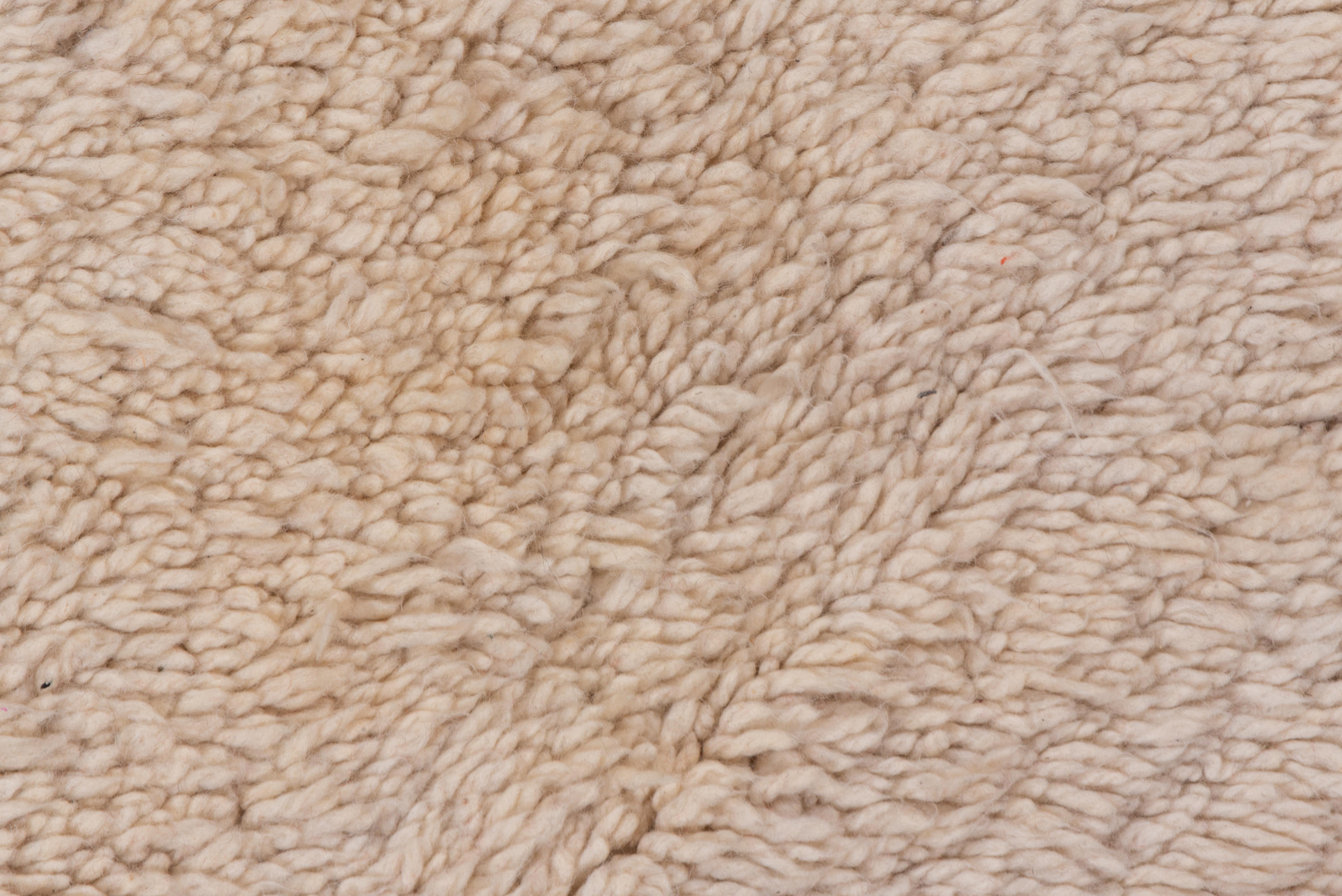 Off-White Marokkanischer Teppich aus Wolle  im Zustand „Starke Gebrauchsspuren“ im Angebot in New York, NY