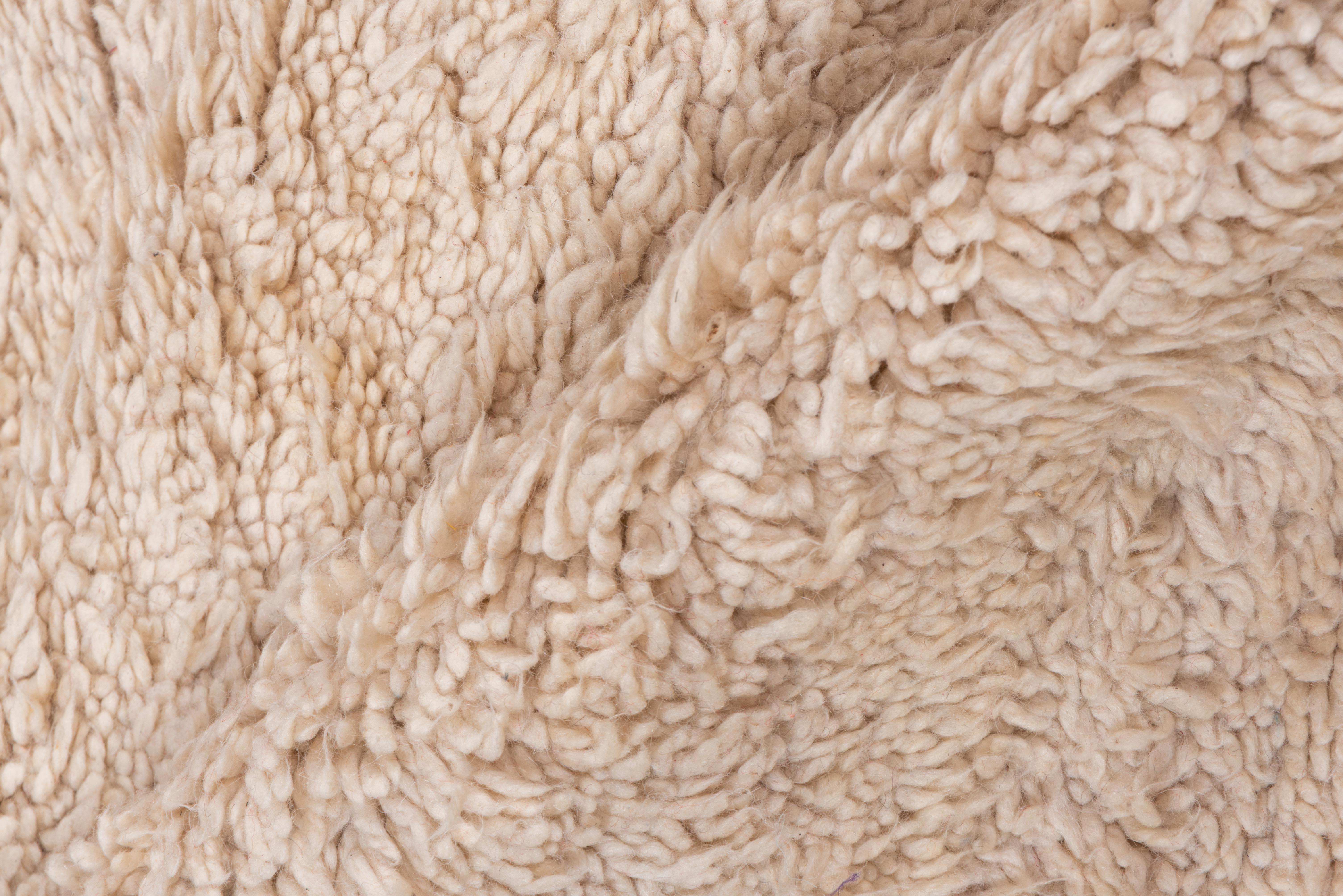 Off-White Marokkanischer Teppich aus Wolle  im Angebot 1