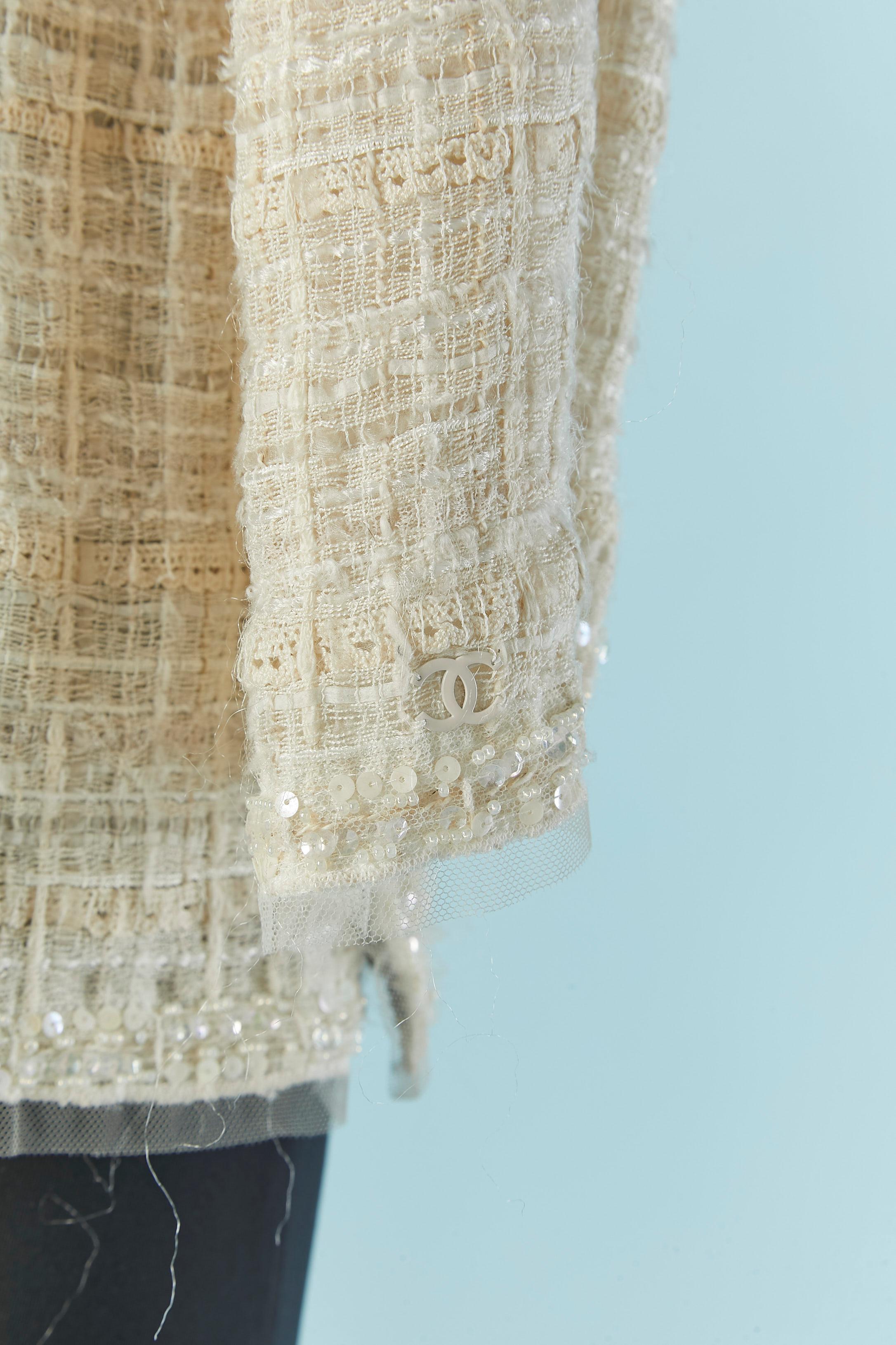 Off-white gewebte Jacke mit Perlen und Paillettenverzierung CHANEL im Zustand „Hervorragend“ im Angebot in Saint-Ouen-Sur-Seine, FR