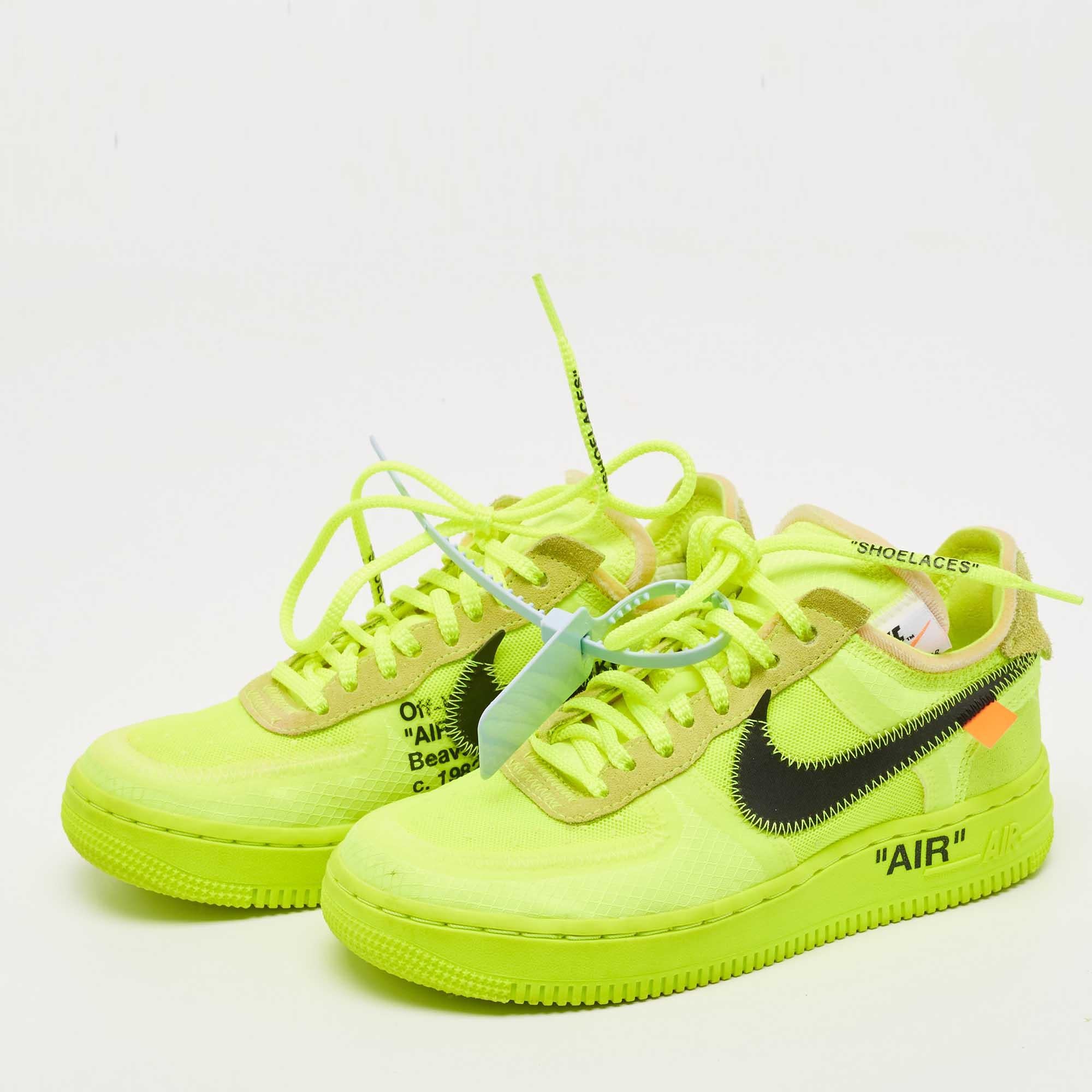 Mit diesen Off White x NIKE Sneakern kannst du dein Schuhwerk aufwerten. Die Kombination aus beliebten Elementen und unübertroffenem Komfort macht diese Sneaker zu einem echten Hingucker an Ihren Füßen.