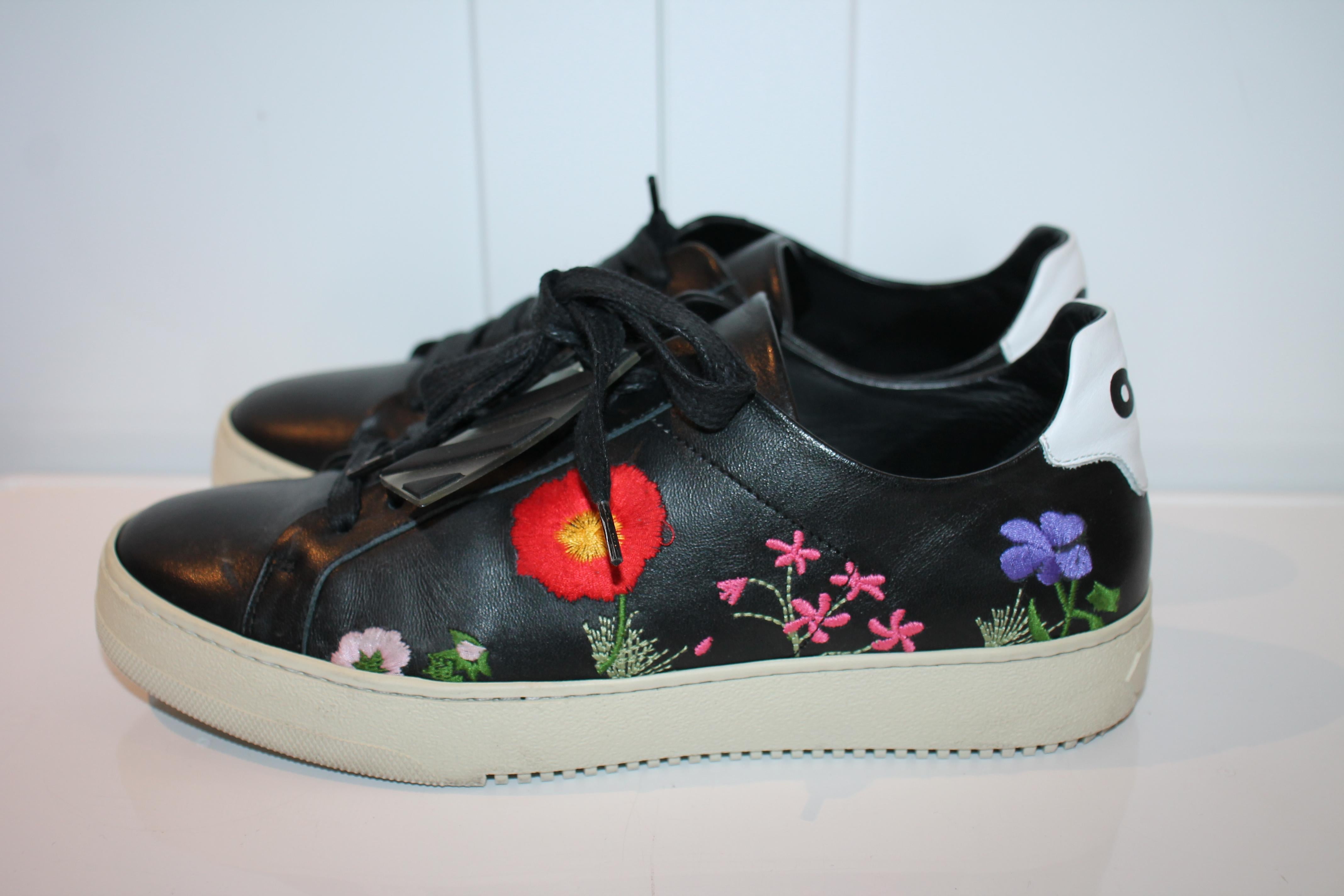 OFF WHITE x Virgil Abloh Floral-Embroidered Low-Top Sneakers In Good Condition For Sale In Roslyn, NY
