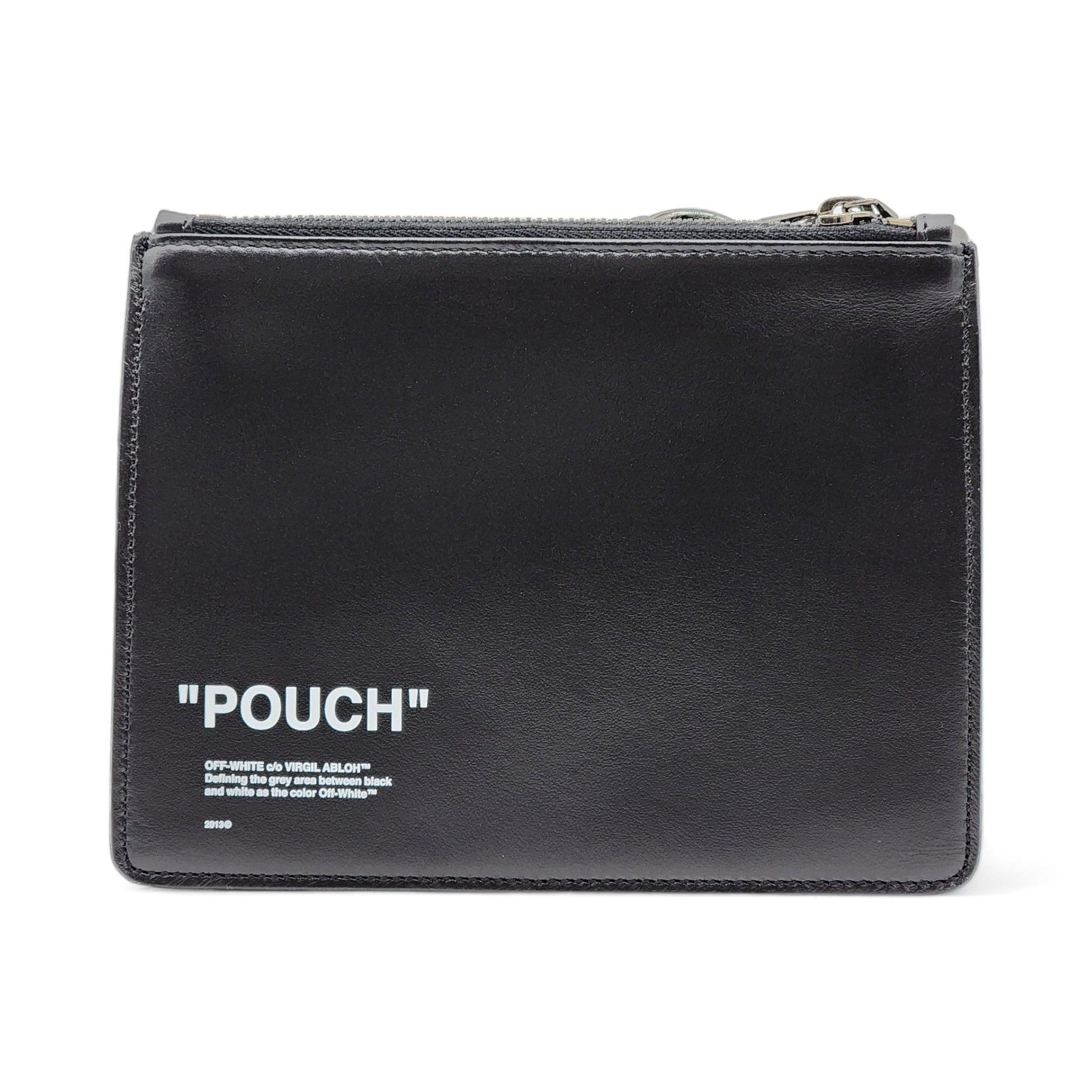 Cette pochette unisexe en cuir noir signée Off-White se situe entre le portefeuille et la pochette. Même s'il est relativement petit en taille, il a assez de place pour vos essentiels quotidiens, et oui il conviendra à votre iPhone Pro Max.