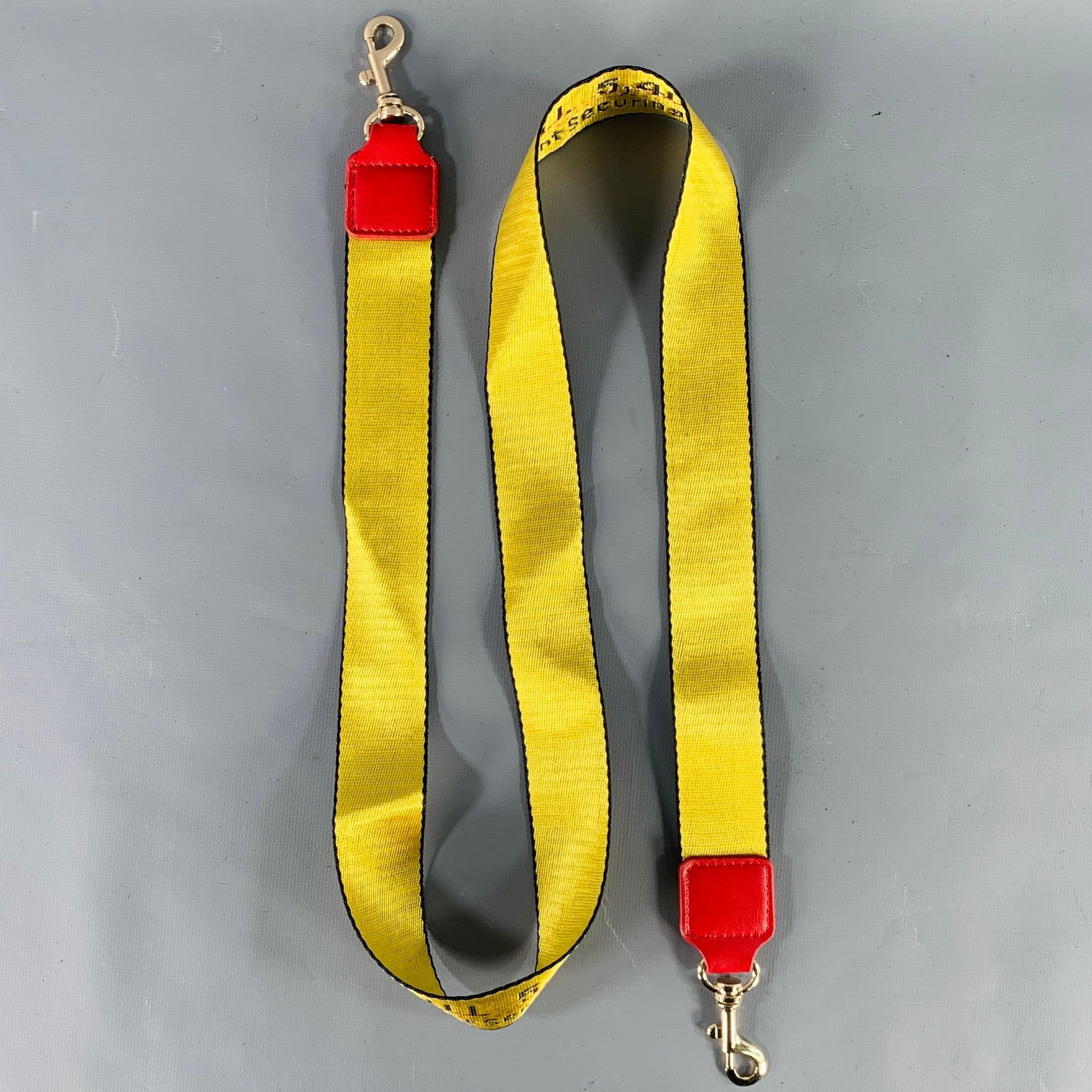 OFF-WHITE Taschengurt
in gelbem, schwarzem und rotem Segeltuch mit roten Lederenden und Metallschnallen. ausgezeichneter gebrauchter Zustand. Länge: 47 Zoll 
  
  
 
Sui Generis-Referenz: 137095
Kategorie: Taschen & Lederwaren
Mehr Details
   