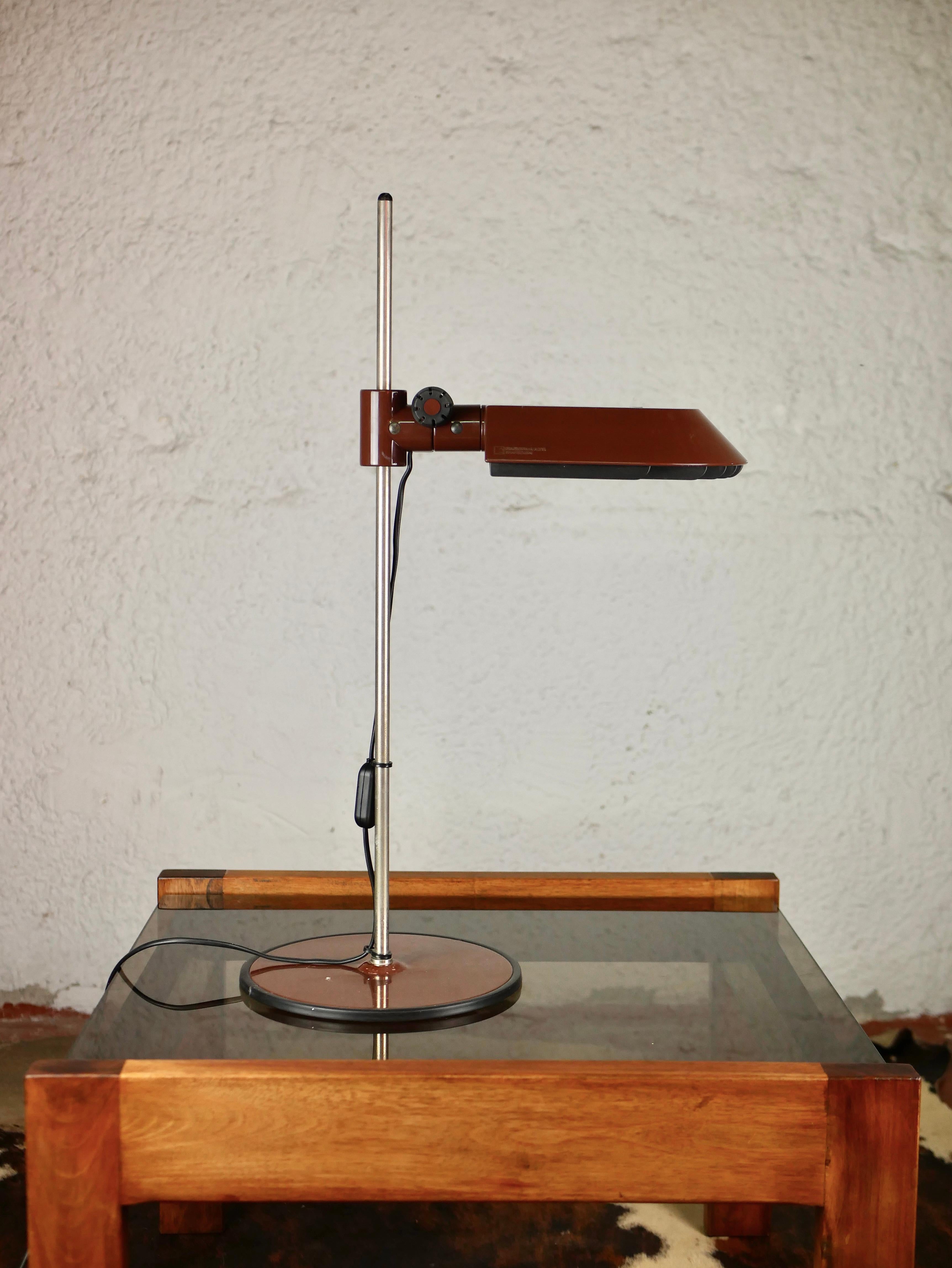 Nice office lamp for hardworkers !
Brown office lamp, adjustable, made in Sweden by Fagerhultz in the 1970s.
Overall good condition, few scratches especially on base.