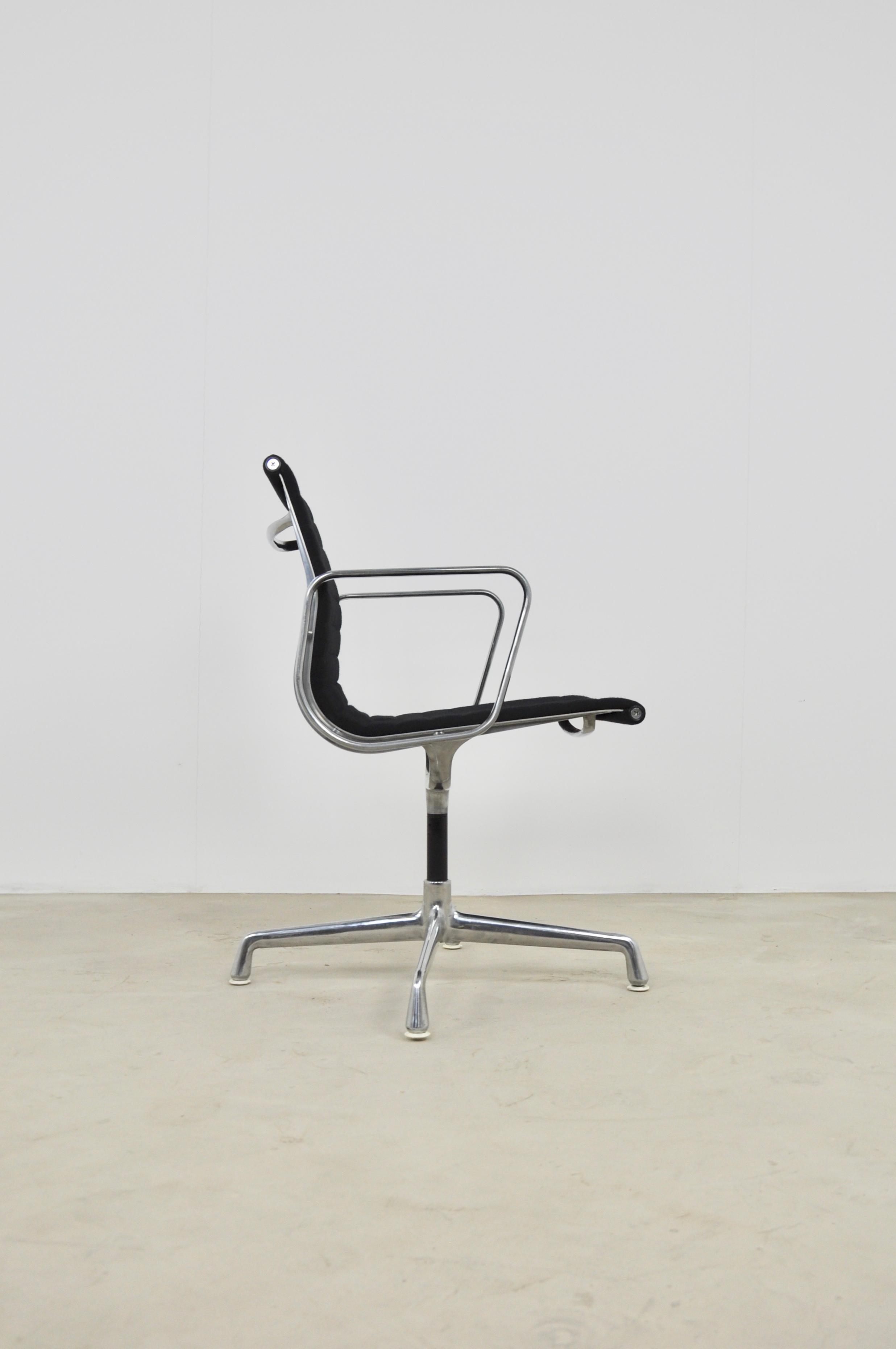 Office armchair in black fabric. Wear and tear due to time and age of the object.
Measure: Seat height 48cm.