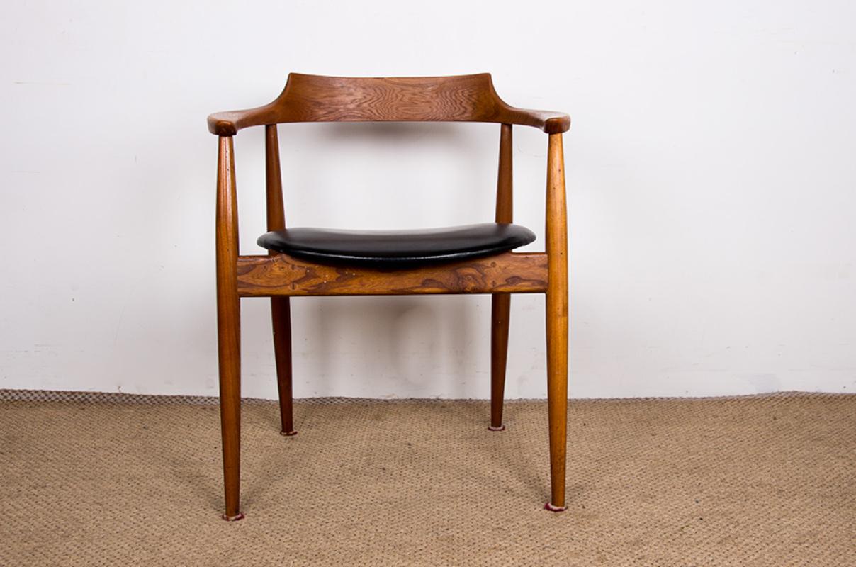 Fauteuil de bureau scandinave très élégant. Très élégant, le design incurvé dans le style des fauteuils Hans Wegner. 
Magnifique grain de bois. 
Très confortable.
