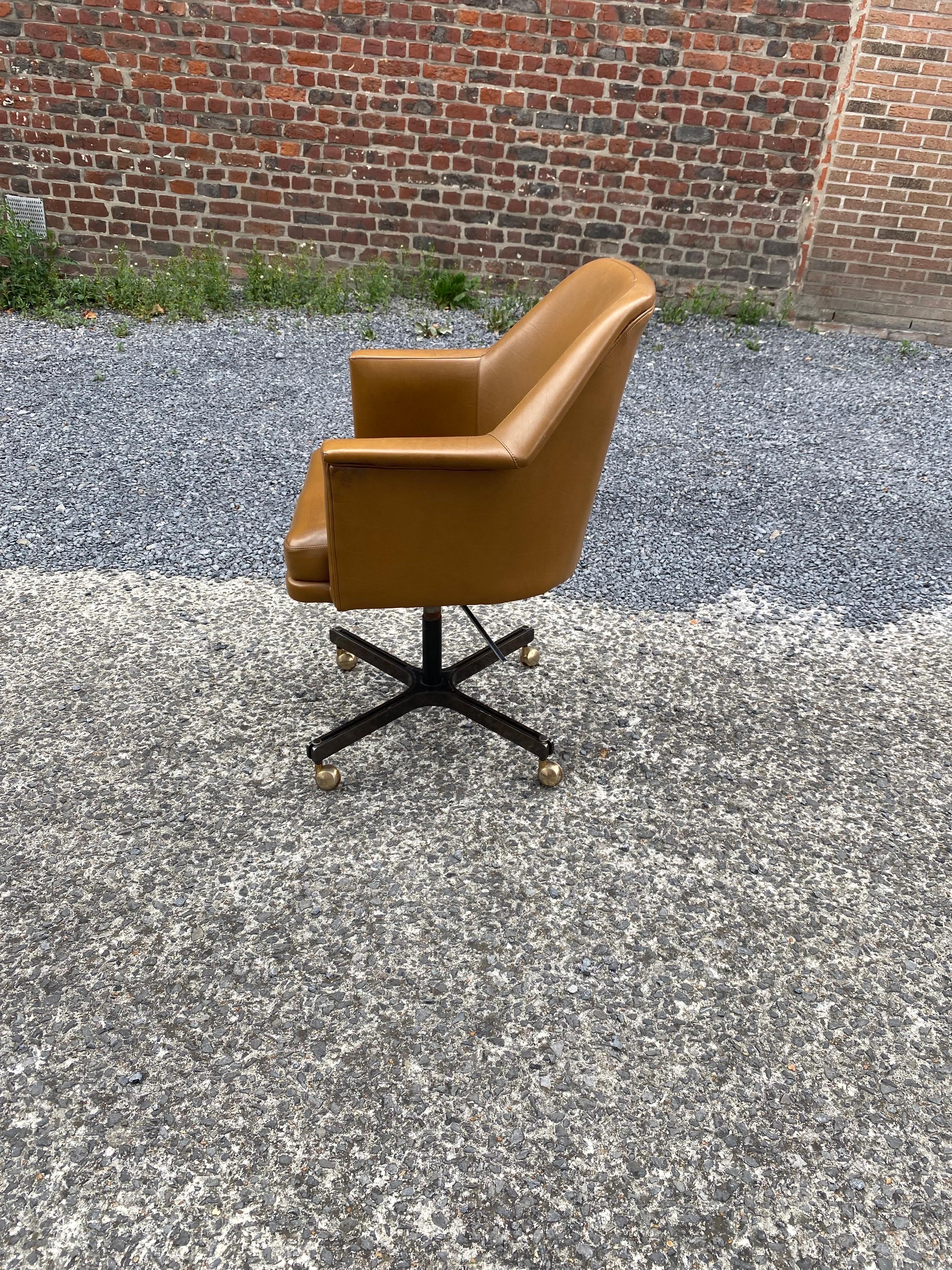 Office armchair in imitation leather and metal;
the upholstery needs to be changed
this armchair rotates and swivels, circa 1960.