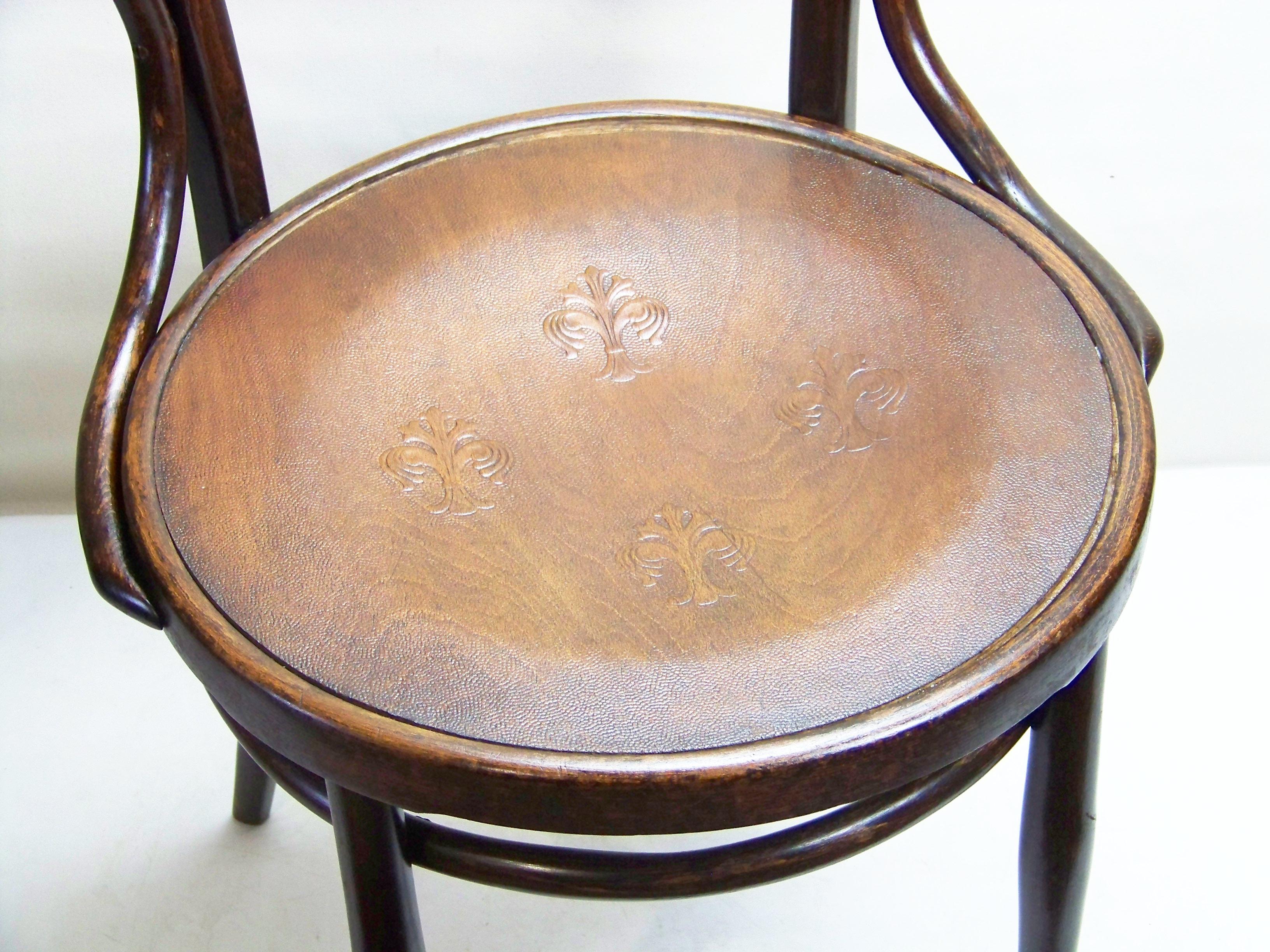 Original state with a pleasant patine of age, perfectly cleaned and re-polished with shelack finish.