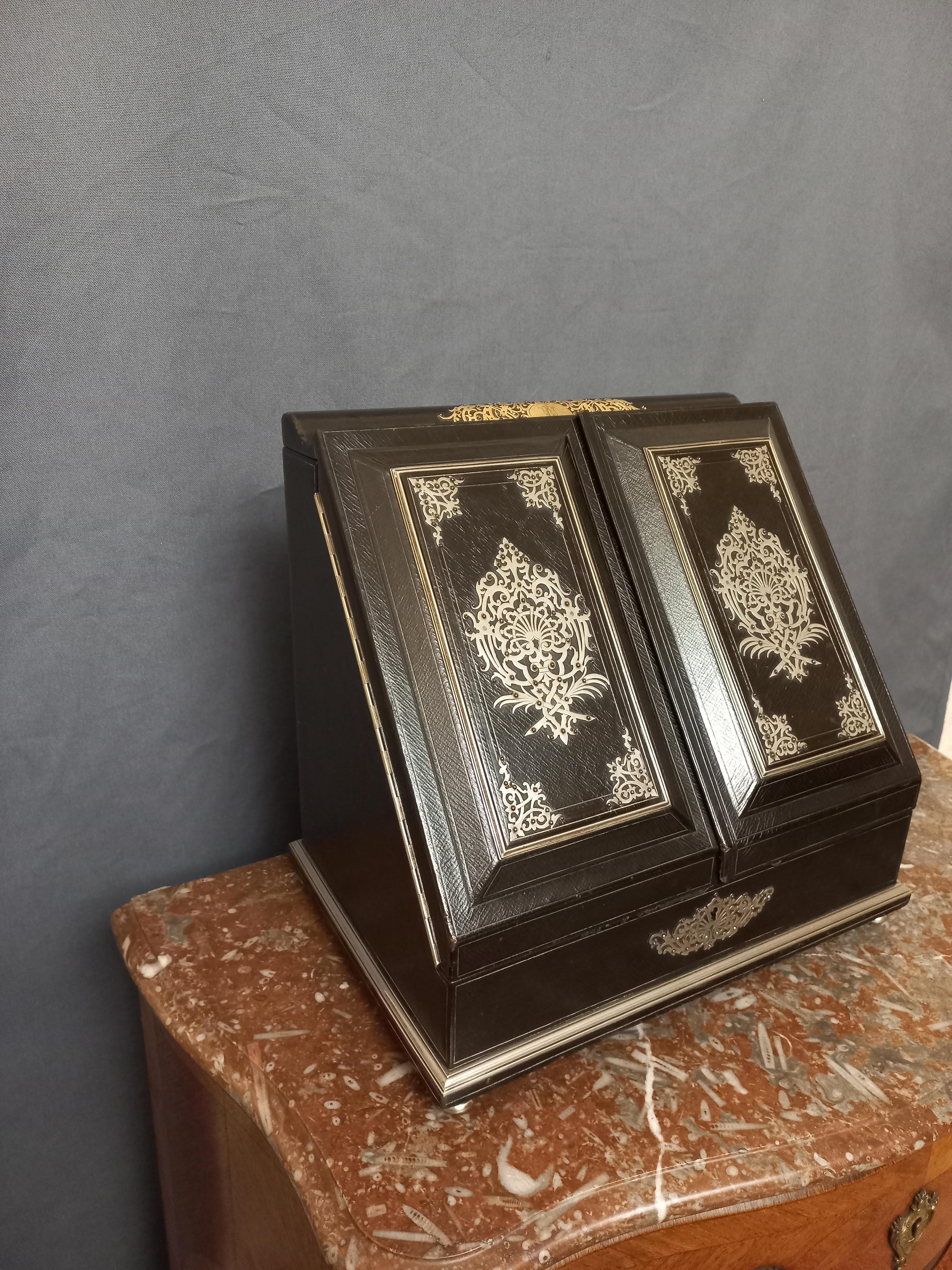 Ve P Sormani and sons. Office cabinet in black leather and silver metal ornamentation.
It opens with two doors revealing a mail kit, a writing desk, lockers, the interior is in black leather highlighted by silver strips.
Key missing.
Very good
