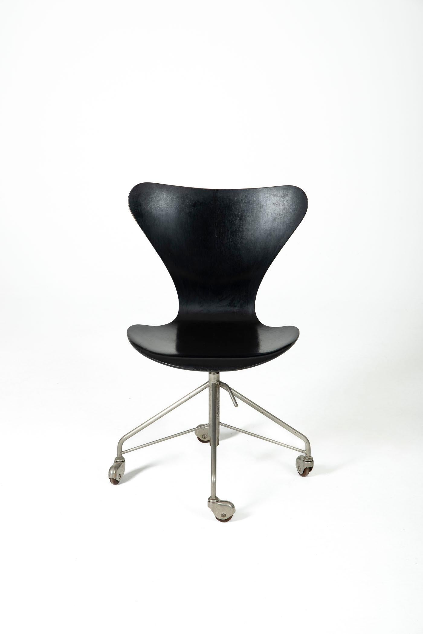 Chaise de bureau, modèle 3117. Il fait partie des 5 premières éditions, unique fauteuil de collection.
Conçu par Arne Jacobsen pour Fritz Hansen. La hauteur du siège est réglable. Présente de légers signes d'usure, mais est en bon état.