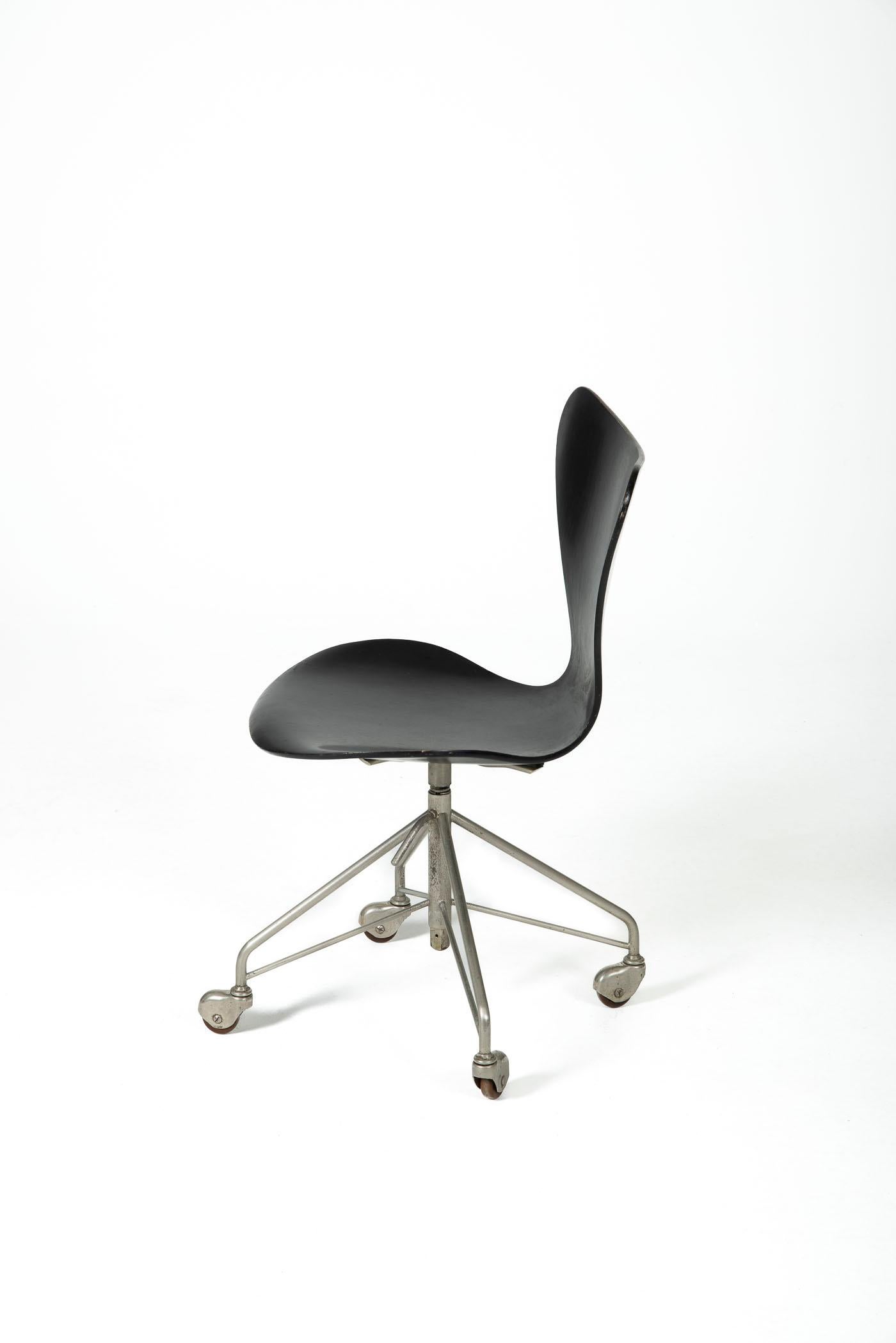 Mid-Century Modern Office Chair 3117 by Arne Jacobsen for Fritz Hansen, Denmark, 1960s For Sale