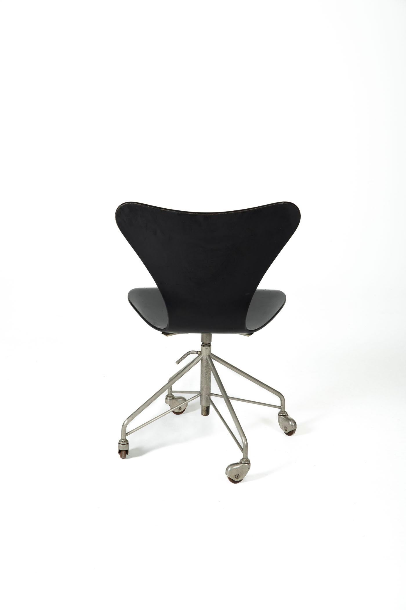 Office Chair 3117 by Arne Jacobsen for Fritz Hansen, Denmark, 1960s In Good Condition For Sale In PARIS, FR