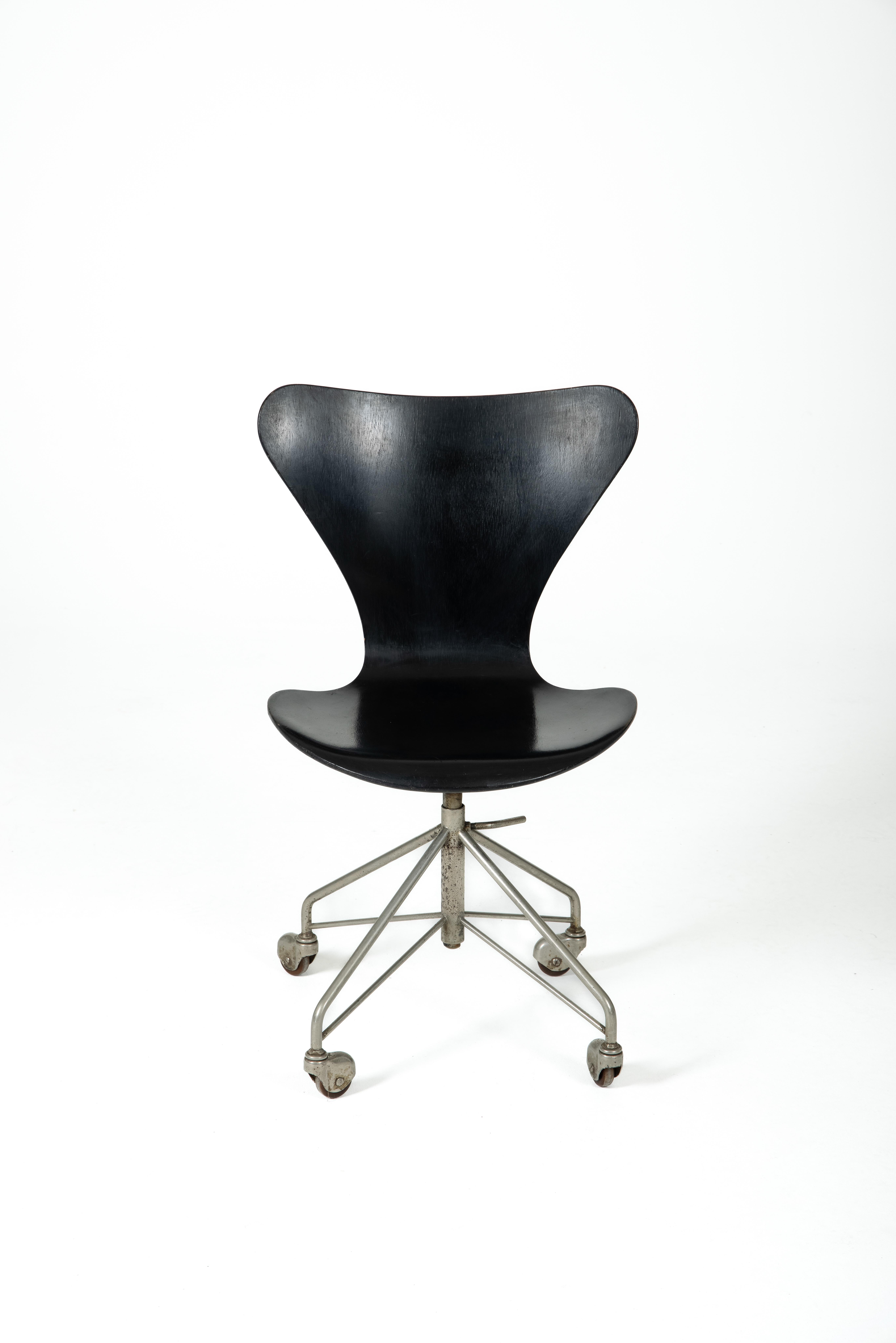 Office Chair 3117 by Arne Jacobsen for Fritz Hansen, Denmark, 1960s In Good Condition In PARIS, FR