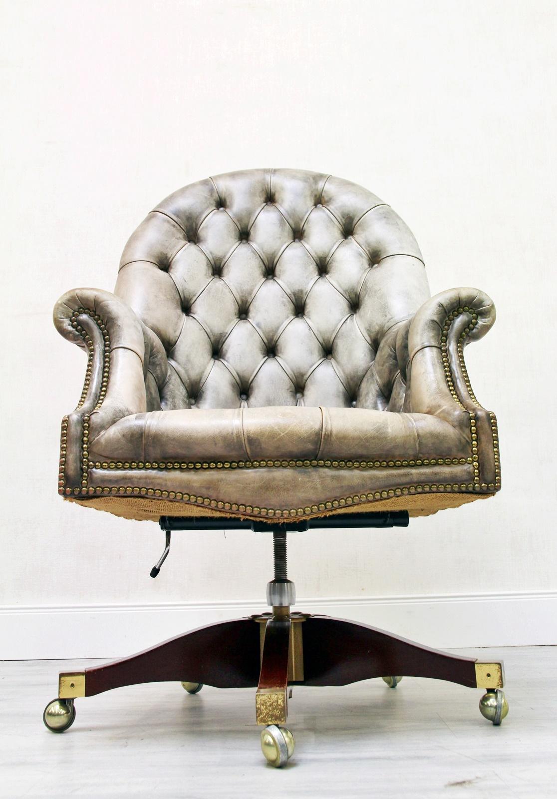 Guaranteed handmade
Offered Chesterfield armchair from England 360 ° rotatable and height adjustable.
This piece is artwork of the highest quality in materials and crafts worked.
Please look at the furniture with patience and attention. Every