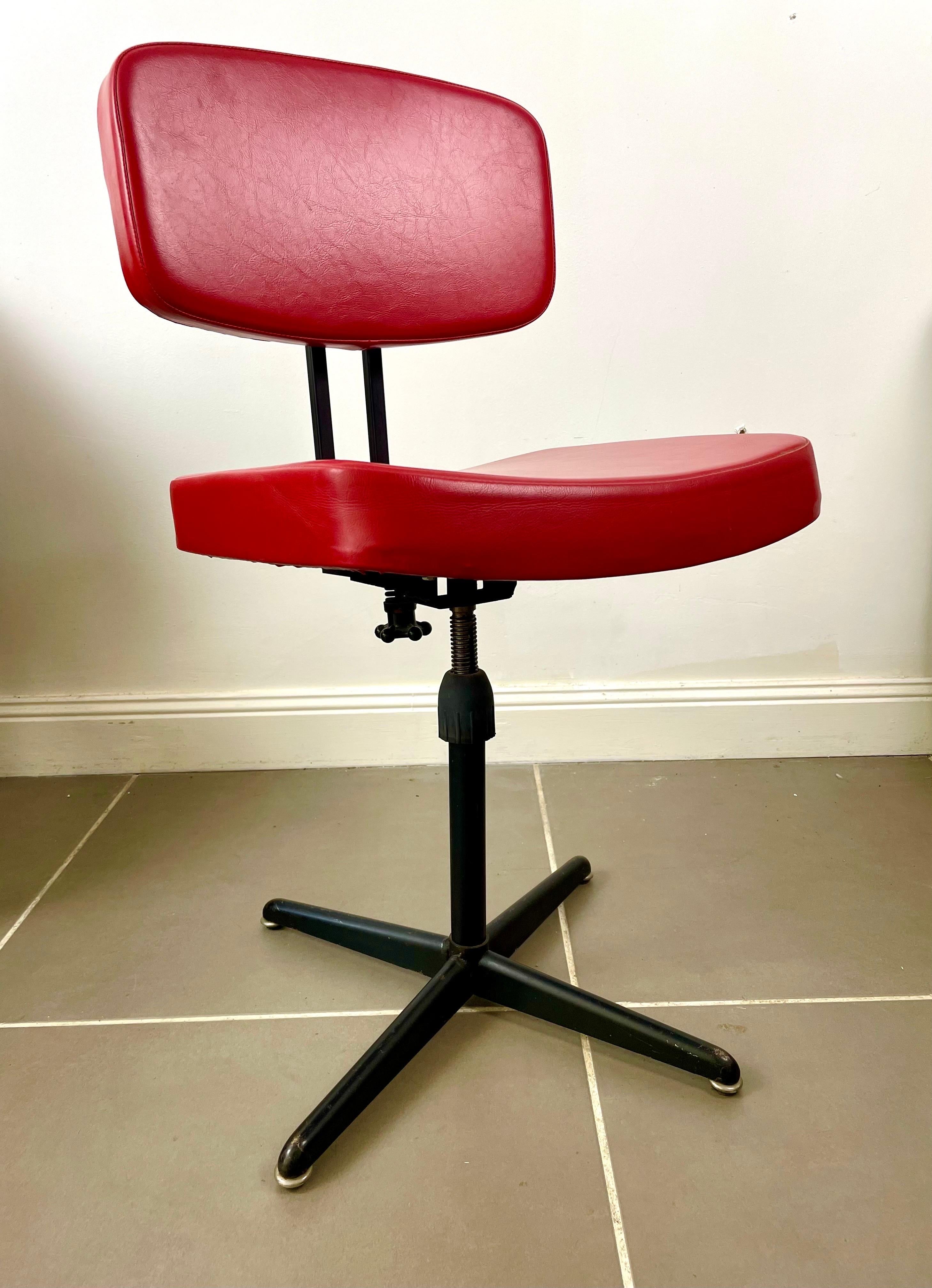 Red and Black Office Chair, 1950s / 1960s
Height-adjustable workshop chair.
No wheels.
Vintage
Retro swivel armchair 1950/1960
Seat and backrest in imitation leather / red leatherette / vinyl.
Base / legs in black metal iron
Comfortable, ergonomic