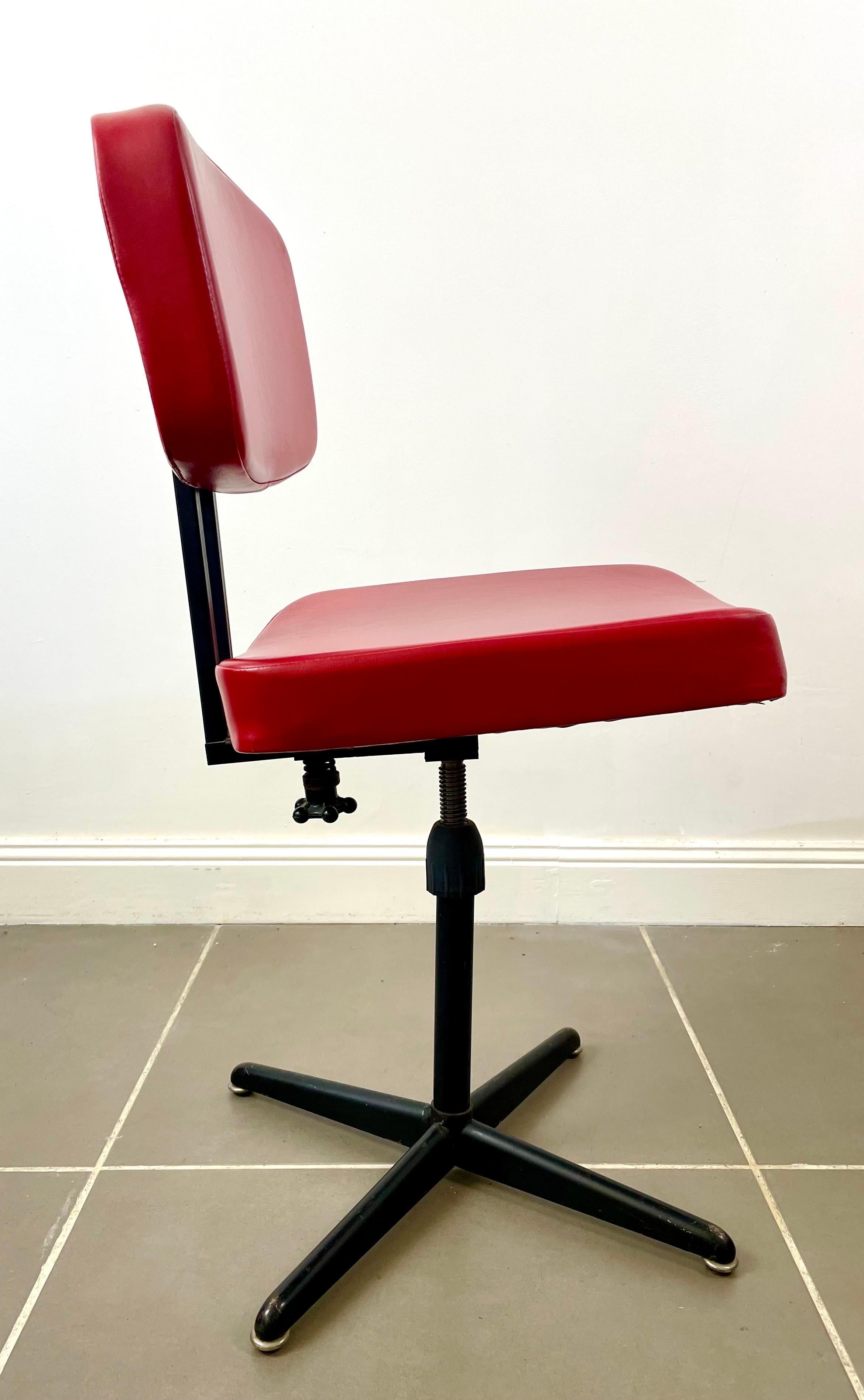 red desk chair no wheels