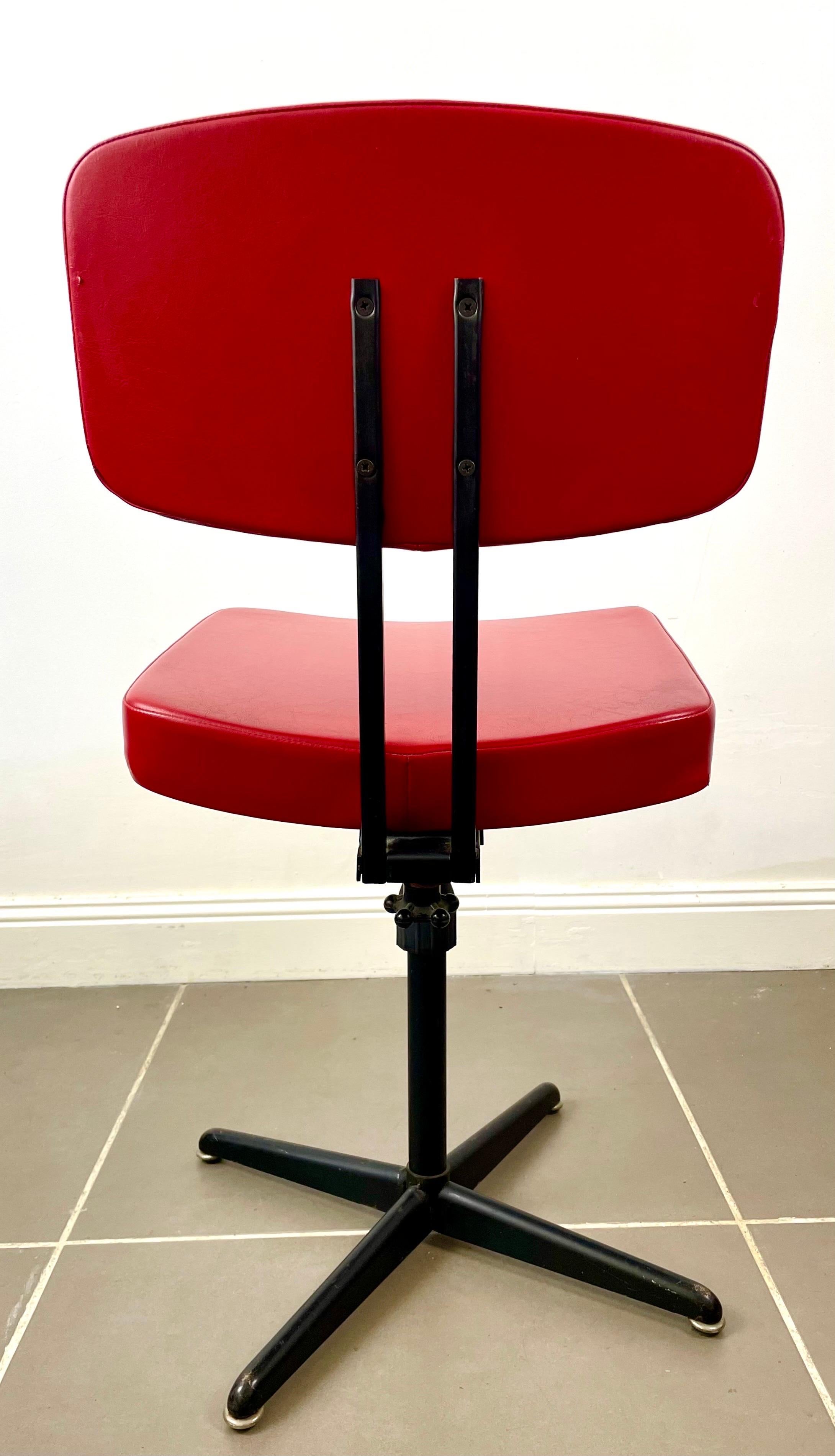 Bürostuhl - Sessel  - Rot-schwarzer Werkstatt-Drehstuhl - 1960er Jahre (Moderne) im Angebot