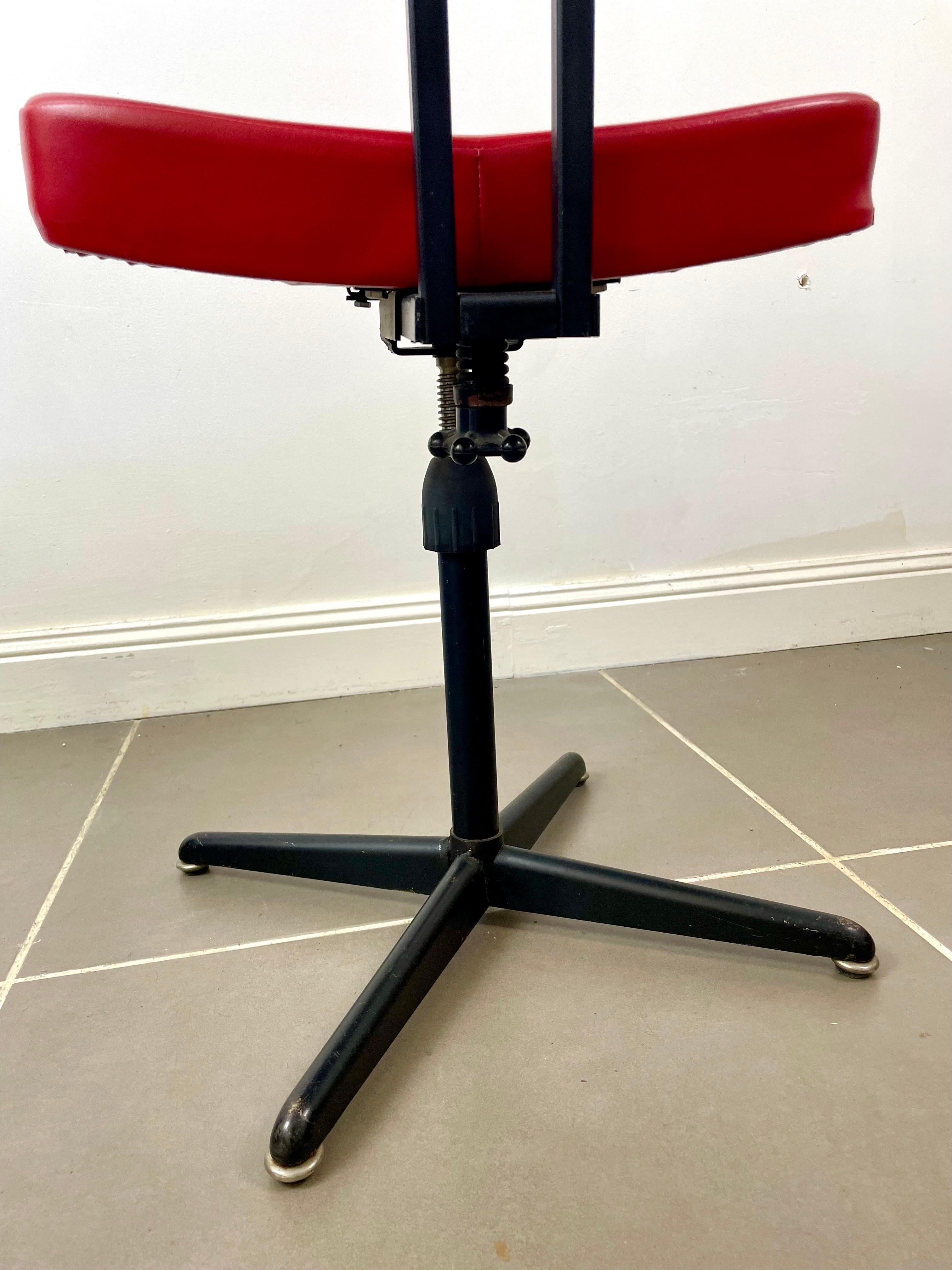 Bürostuhl - Sessel  - Rot-schwarzer Werkstatt-Drehstuhl - 1960er Jahre (Europäisch) im Angebot