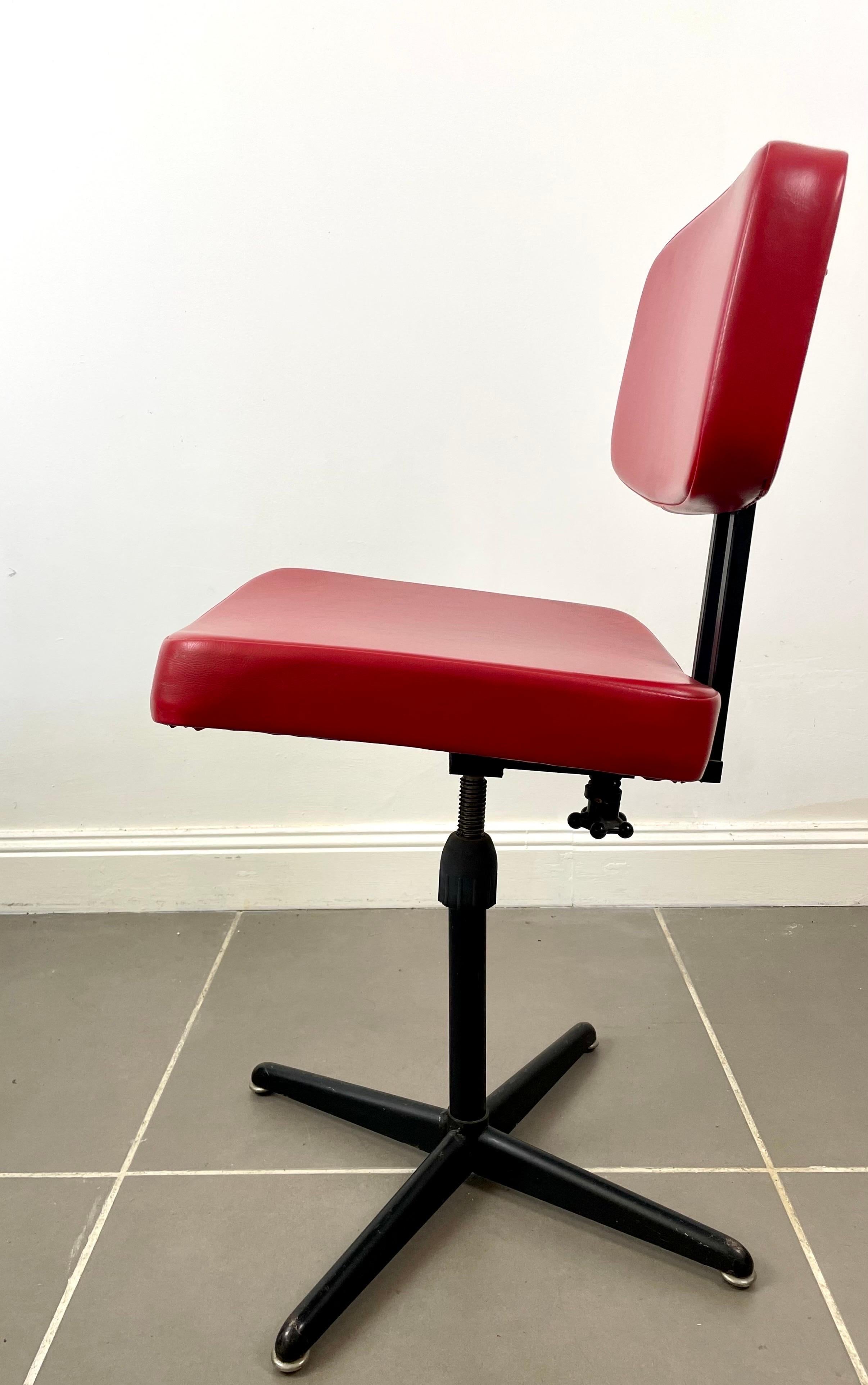 Bürostuhl - Sessel  - Rot-schwarzer Werkstatt-Drehstuhl - 1960er Jahre im Zustand „Gut“ im Angebot in Beuzevillette, FR