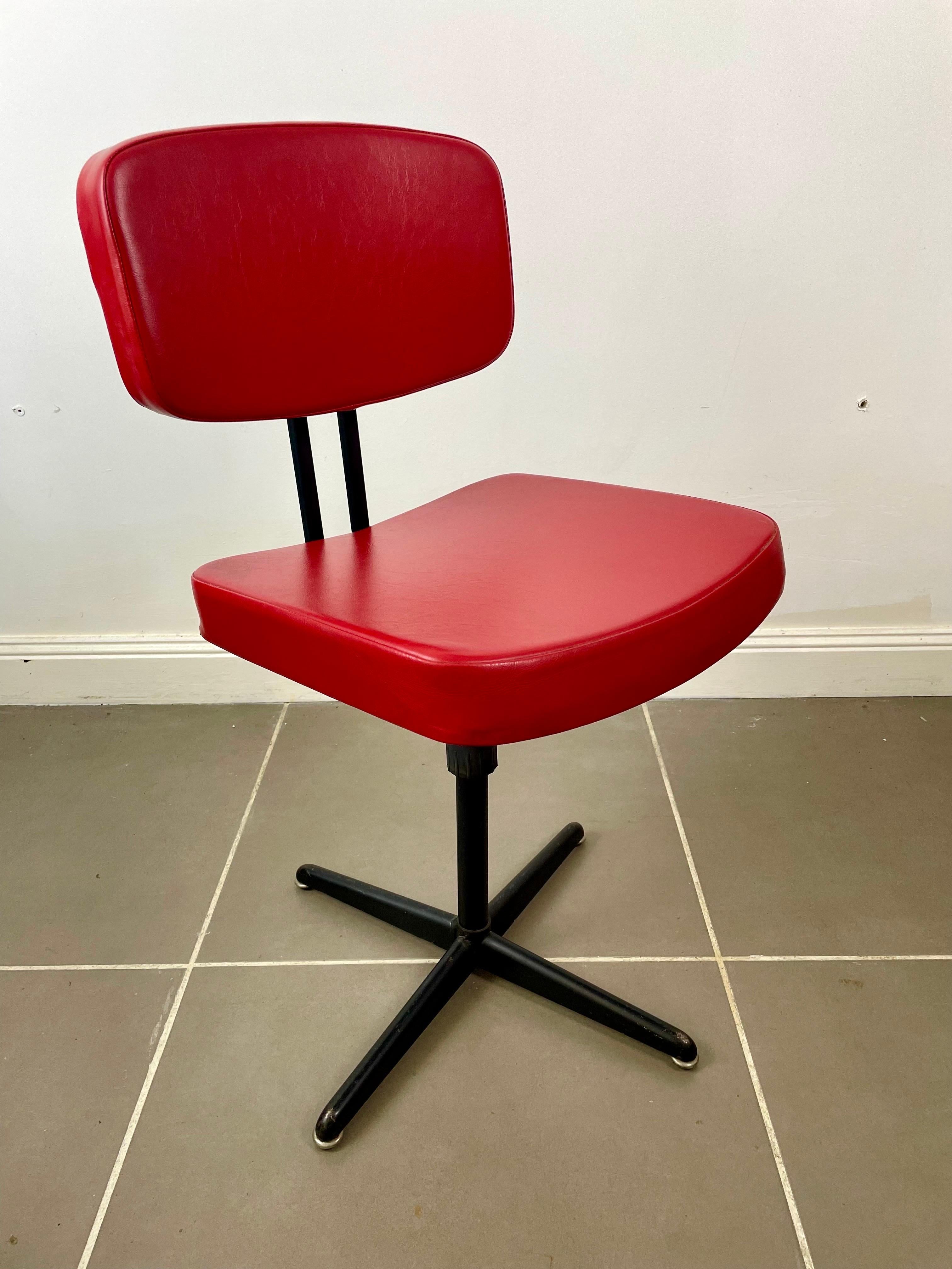 Bürostuhl - Sessel  - Rot-schwarzer Werkstatt-Drehstuhl - 1960er Jahre (Mitte des 20. Jahrhunderts) im Angebot
