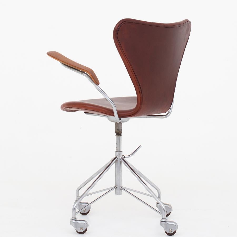 AJ 3217 - 'Seven' office chair in patinated, red leather and armrests of teak. Old base of steel. Maker Fritz Hansen.