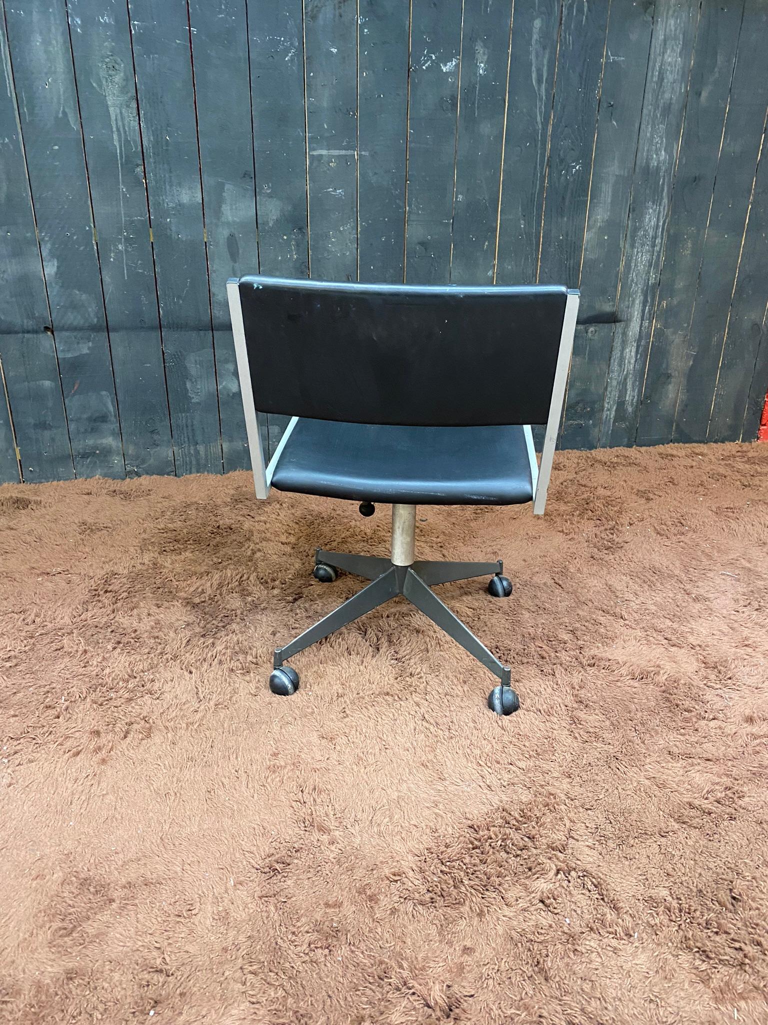 Office chair by Bbpr for Olivetti Synthesis, circa 1960 In Good Condition For Sale In Saint-Ouen, FR