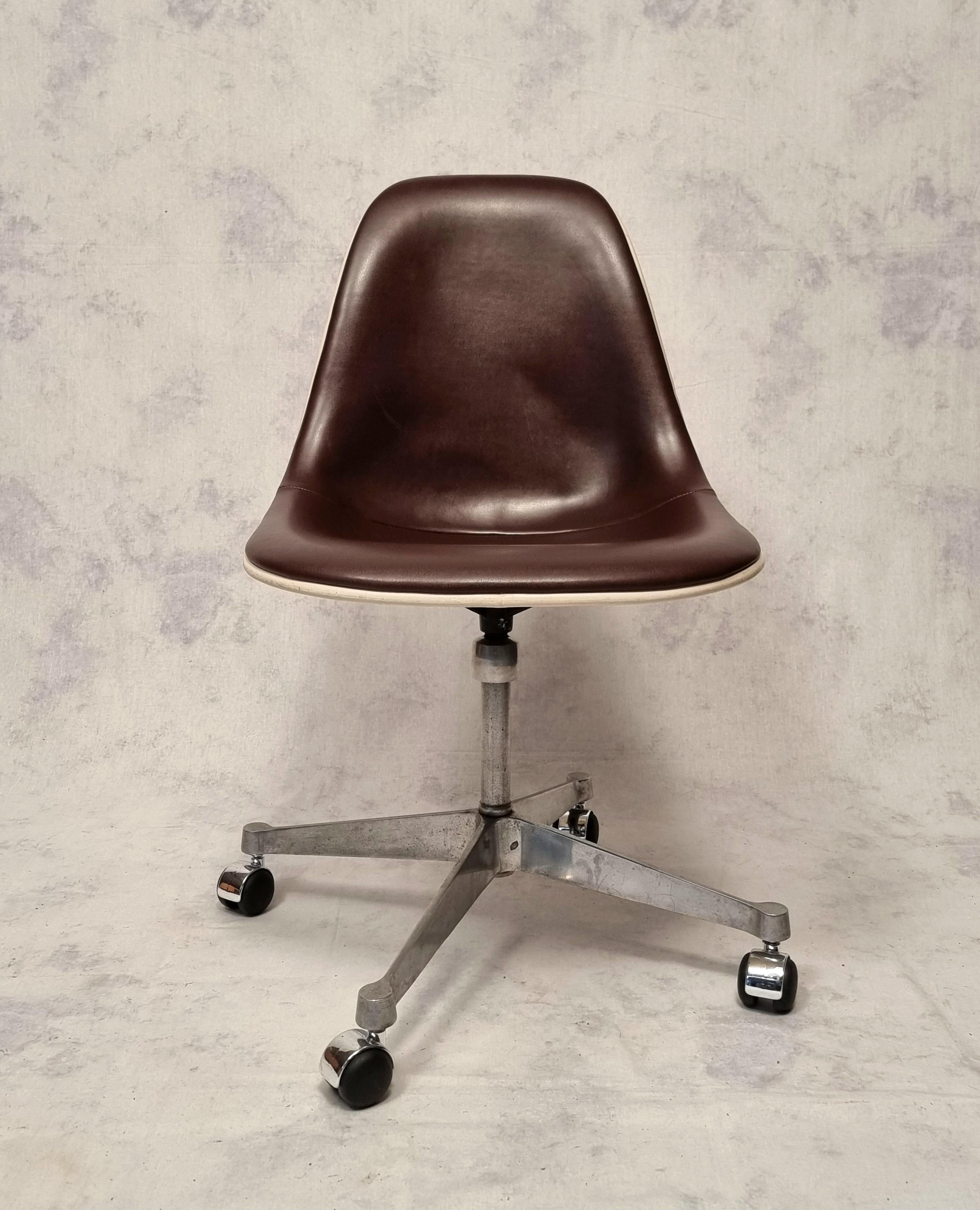 Chaise de bureau des designers américains Charles et Ray Eames produite par Herman Miller dans les années 1960. Charles et Ray Eames comptent parmi les designers les plus emblématiques de l'histoire, en créant notamment leur chaise longue. Modèle