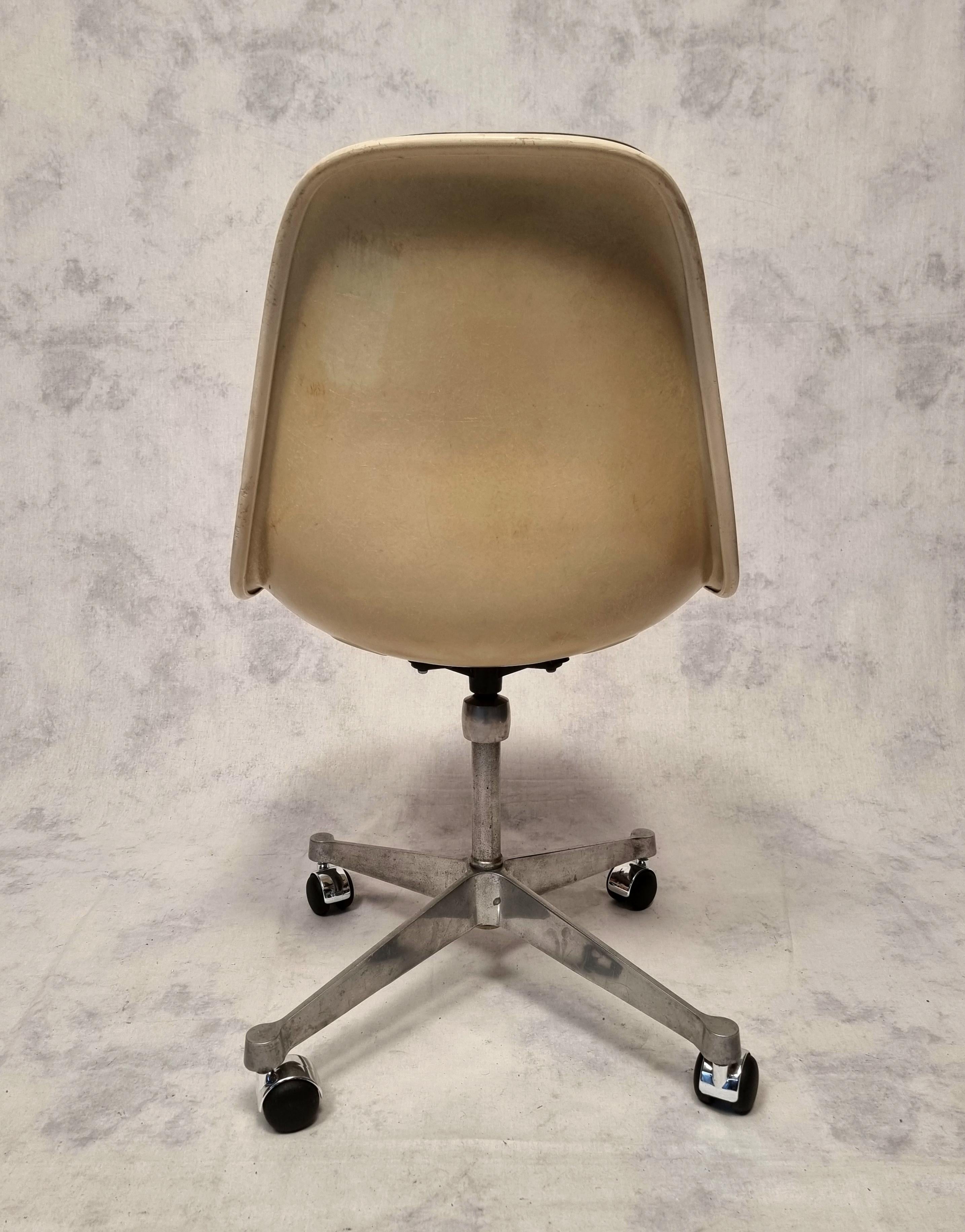 Bürostuhl von Charles und Ray Eames für Herman Miller – Fiberglas – ca. 1960 im Zustand „Gut“ im Angebot in SAINT-OUEN-SUR-SEINE, FR
