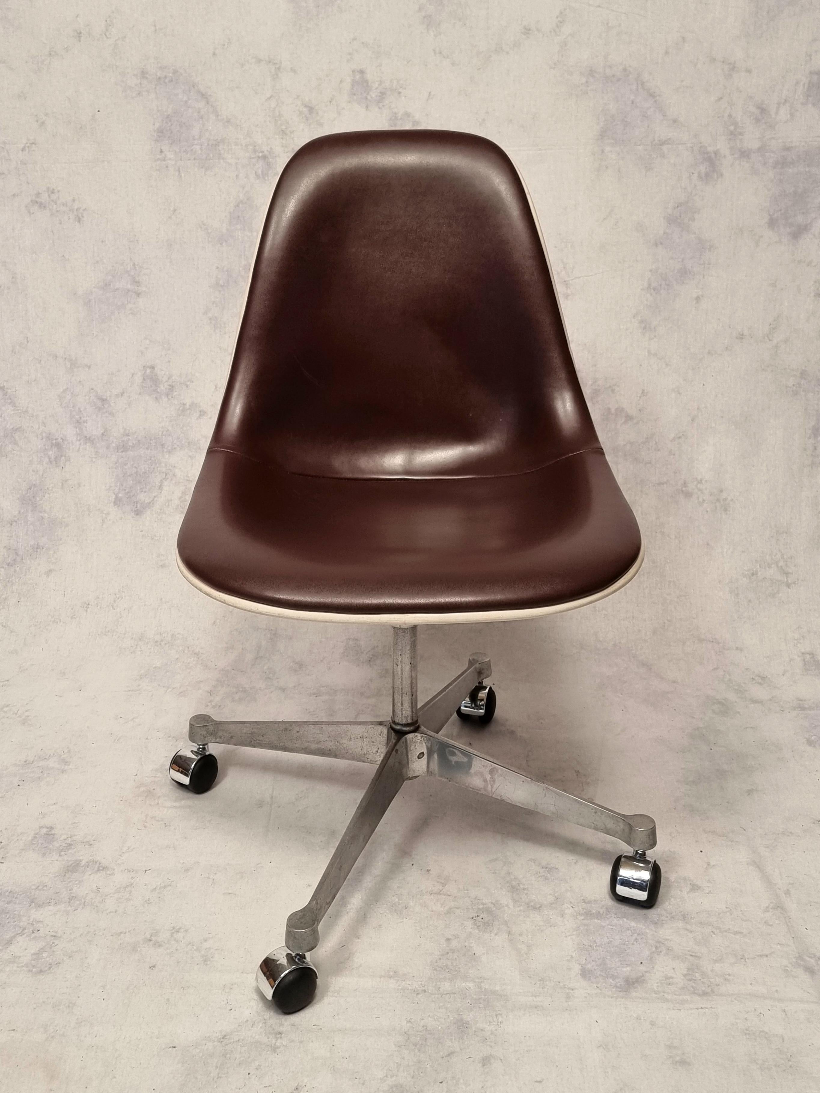 Milieu du XXe siècle Chaise de bureau Charles et Ray Eames pour Herman Miller - Fibre de verre - vers 1960 en vente