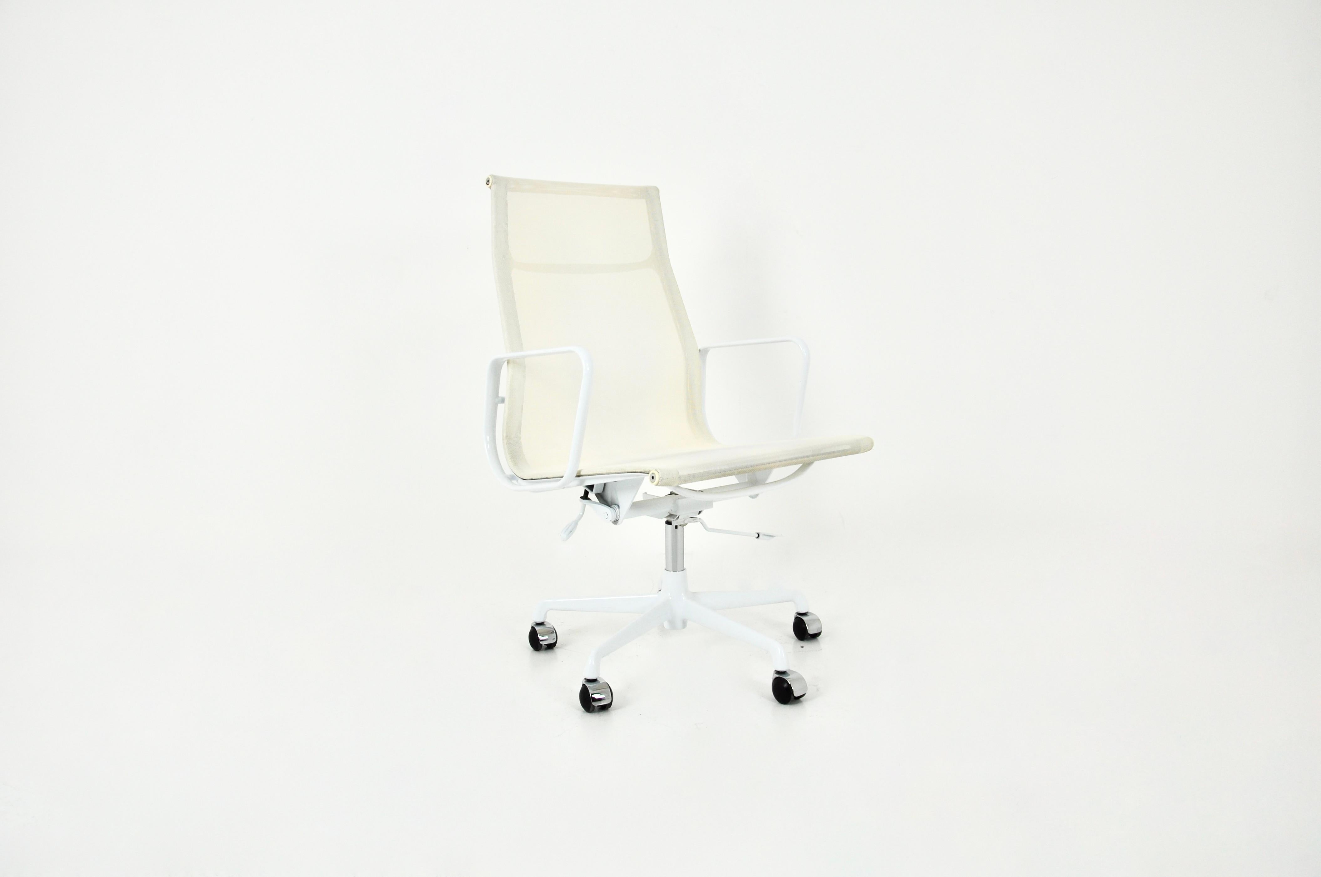 Armchair with aluminium base and castors. Stamped under the seat ICF. Height and tilt adjustable. Maximum height: 109 cm. Seat height 45cm. Turns on itself. Wear due to time and age. 
For shipping, request us for receive the best price.