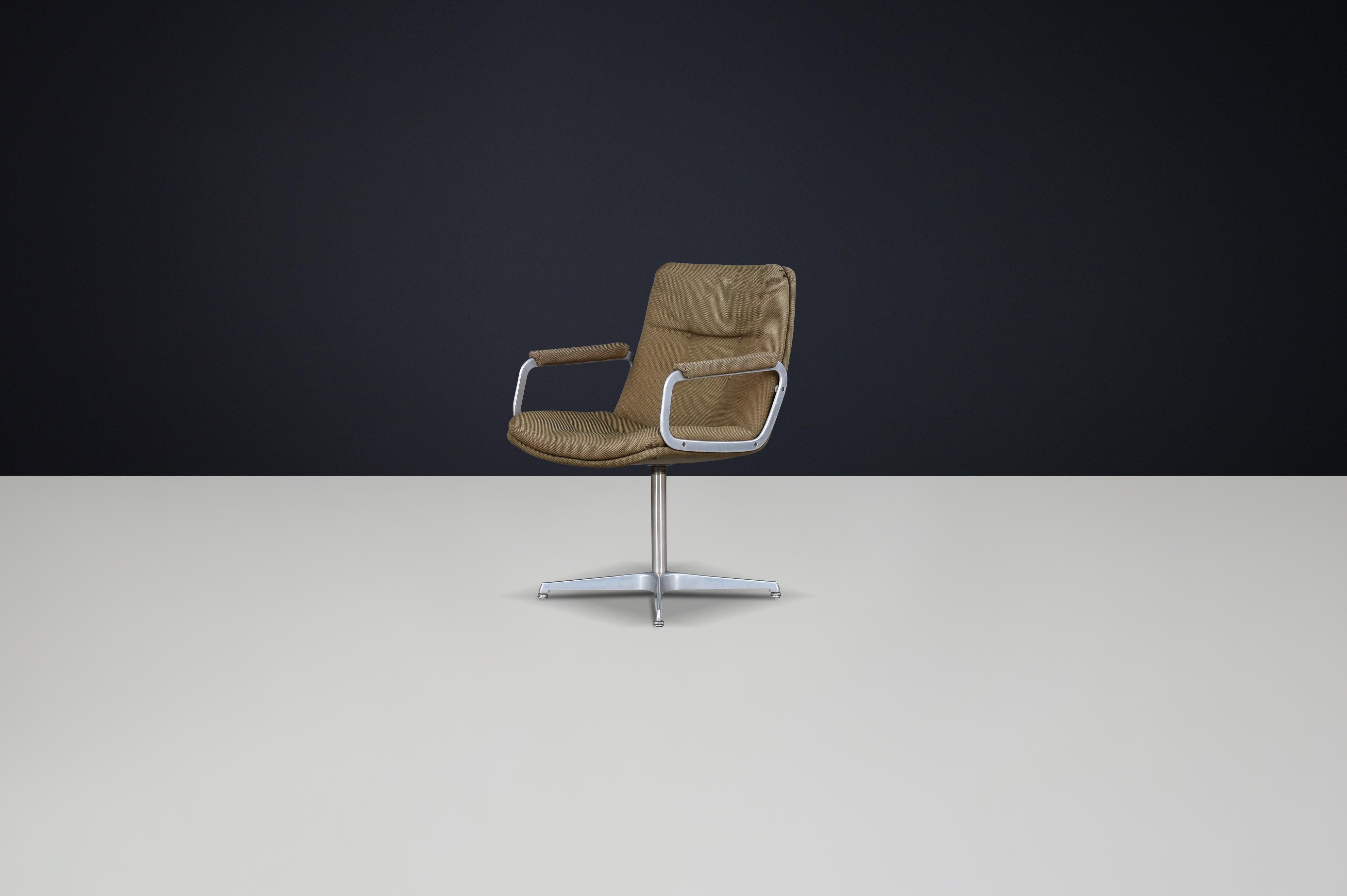 Bürostuhl von Geoffrey Harcourt für Artifort, Niederlande, 1960er Jahre

Dieser elegante Bürodrehstuhl wurde in den 1960er Jahren vom renommierten britischen Designer Geoffrey Harcourt für Artifort entworfen. Mit seiner perfekten Mischung aus