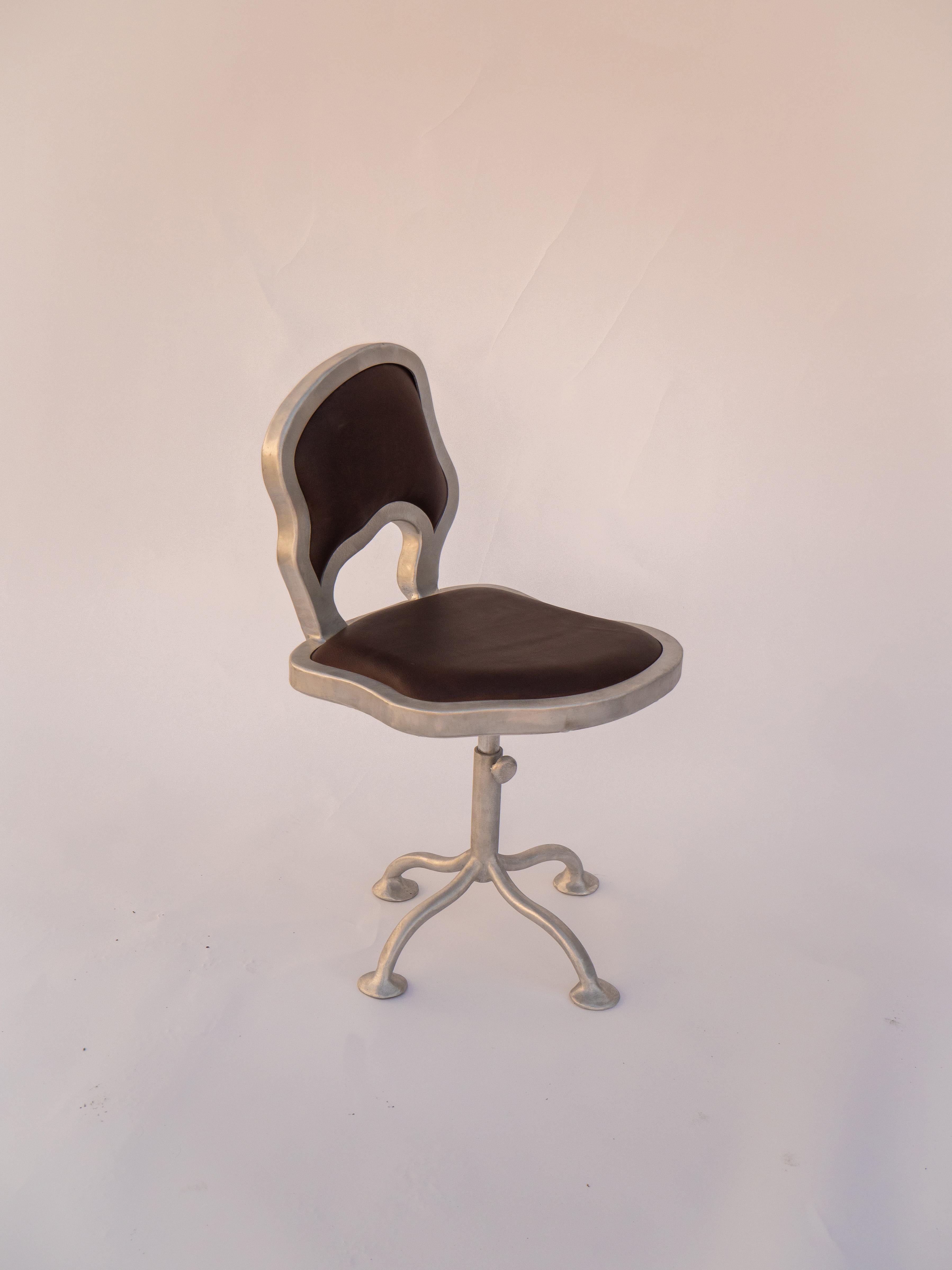 Dieser surreale Bürostuhl ist bequem, höhenverstellbar und die schickste Art zu arbeiten. Die Polsterung kann in jeder gewünschten Farbe oder Ausführung geändert werden.

Das für Six Dot charakteristische rohe Aluminium fügt sich nahtlos in jede