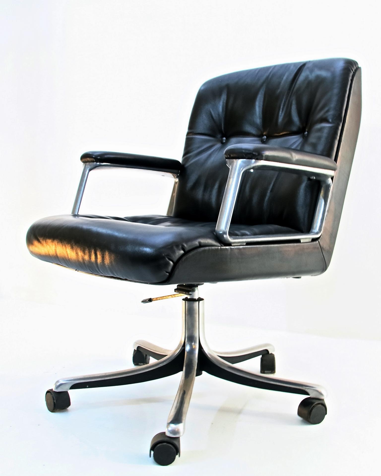 Swivel office chair in black leather and cast aluminum designed by Osvaldo Borsani for Tecno. This chair is adjustable in height. Seat height ranges between 45-55 cm = (17.7 - 21.6 inches).