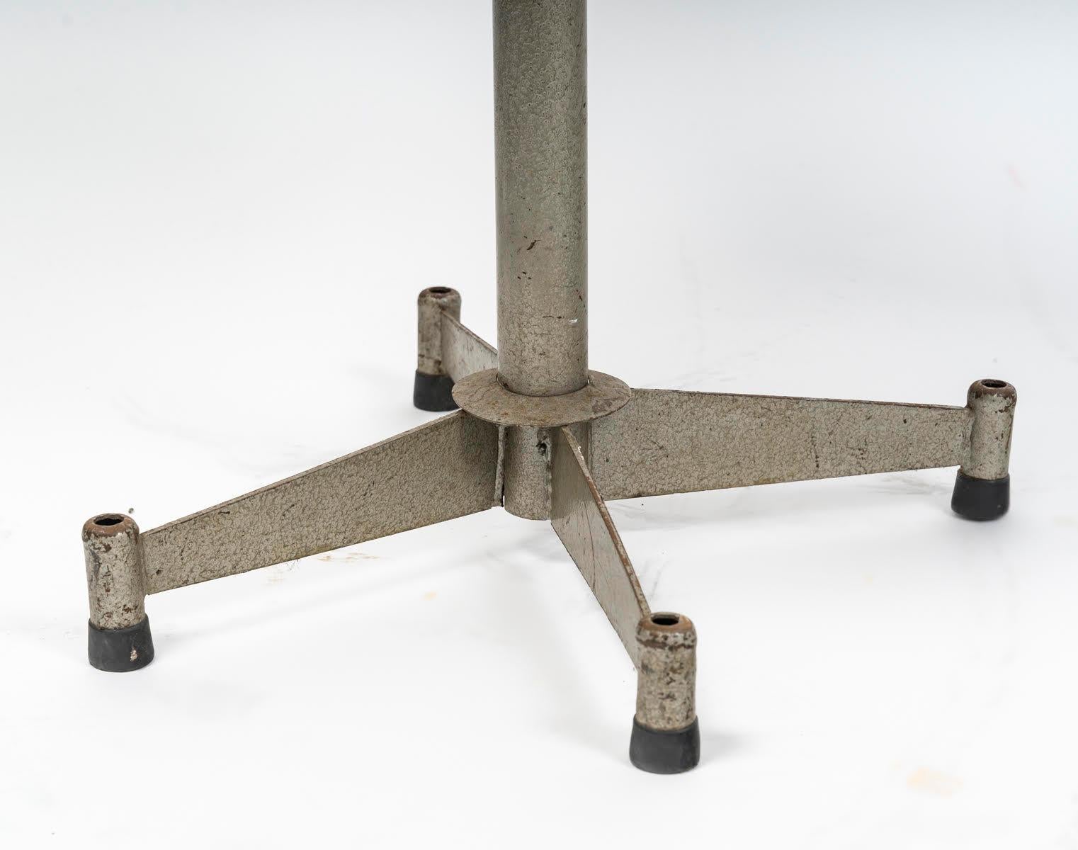 Silla de oficina de los años 60, diseño de mediados de siglo, metal y skai.

Silla de oficina de metal y skai de los años 60, diseño de mediados de siglo, silla giratoria, base de acero, asiento y respaldo de skai.
Alto: 83 cm, Ancho: 41 cm, Fondo: