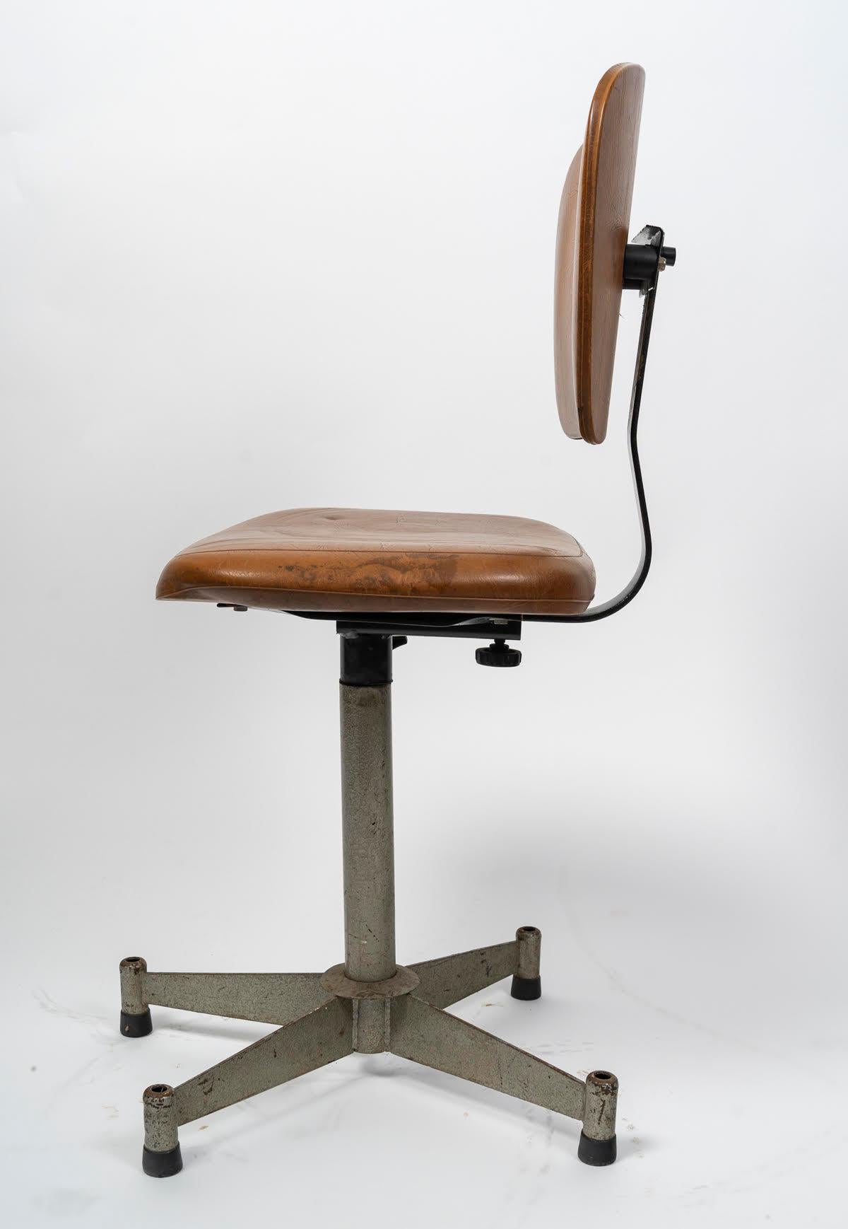 Silla de oficina de los años 60, Diseño de mediados de siglo, Metal y Skai. Francés en venta