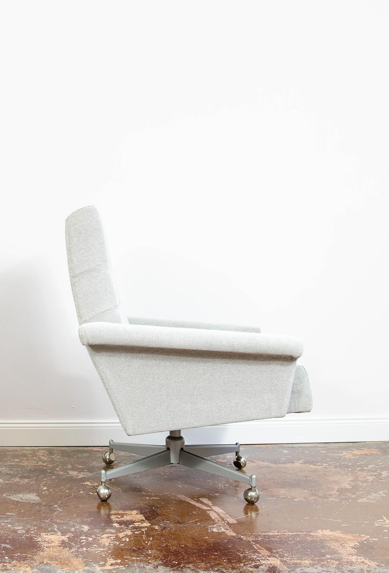 Sedia da ufficio di UP Závody su ruote di metallo, Cecoslovacchia, 1970
Sedie completamente tappezzate in tessuto bianco-grigio-bianco facile da pulire. Sedile con trapuntatura.
La sedia poggia su una base a stella in metallo con ruote.