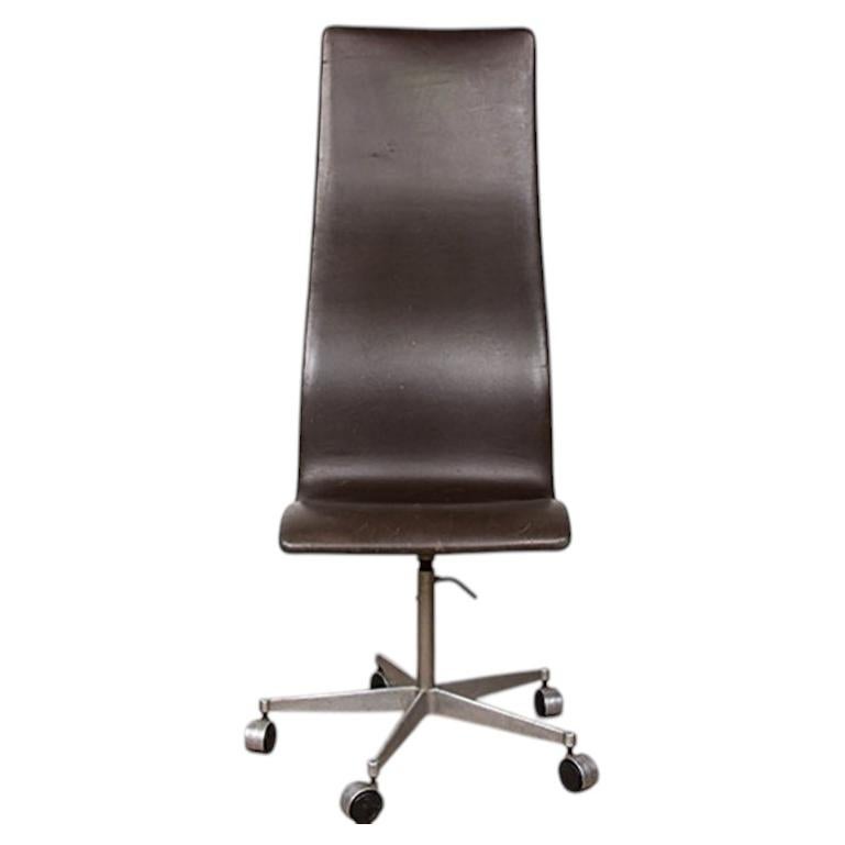 Office chair, high back, in leather and aluminium, Oxford model by Arne Jacobsen For Sale