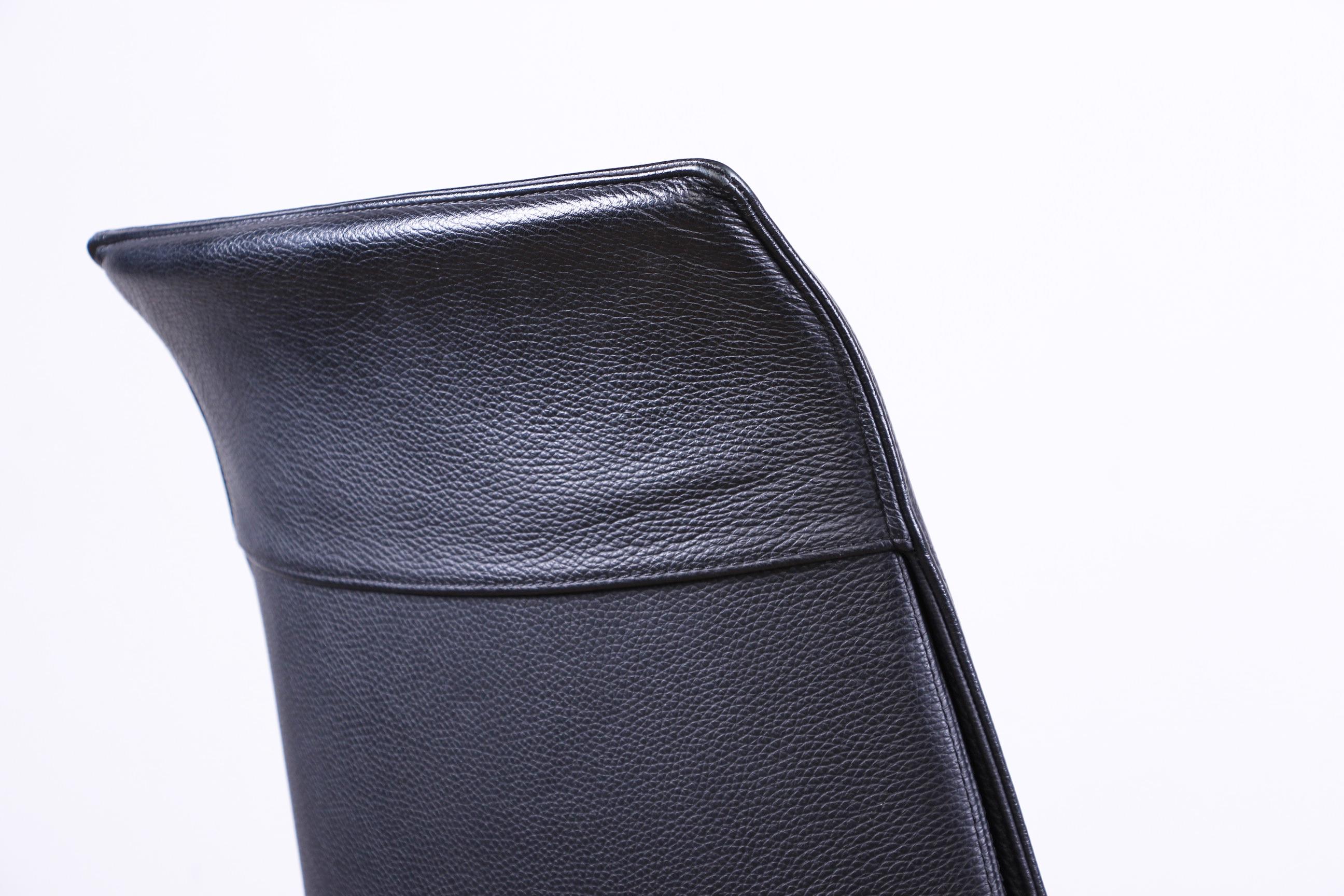 Sedia da ufficio in pelle nera e acciaio cromato, 