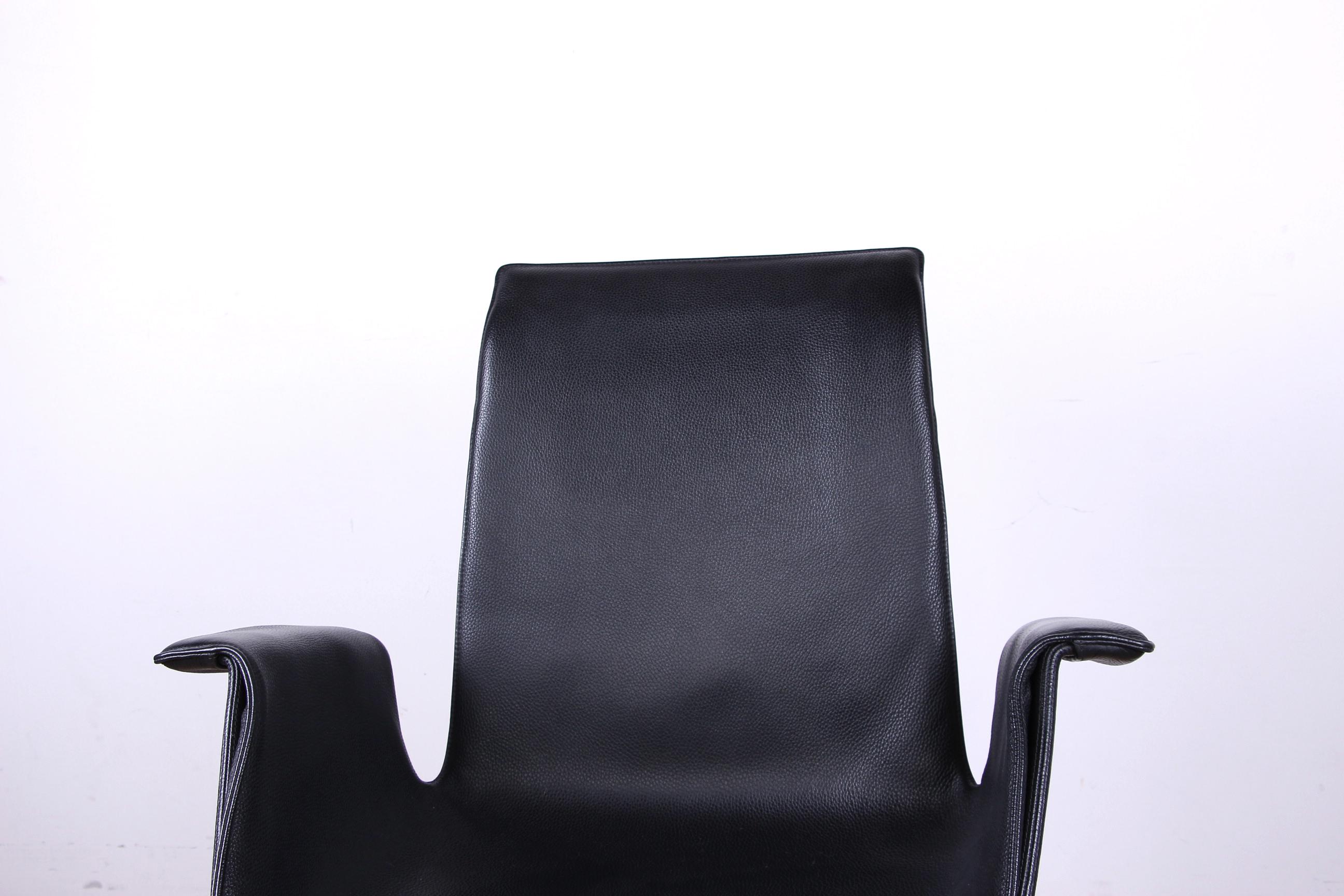 Splendida poltrona scandinava. Struttura a tre gambe in acciaio cromato, seduta e schienale in pelle di mucca in ottime condizioni. Questo pezzo proviene dalla sede della Fédération Internationale de l'Automobile (FIA) in Place Vendôme a Parigi. È