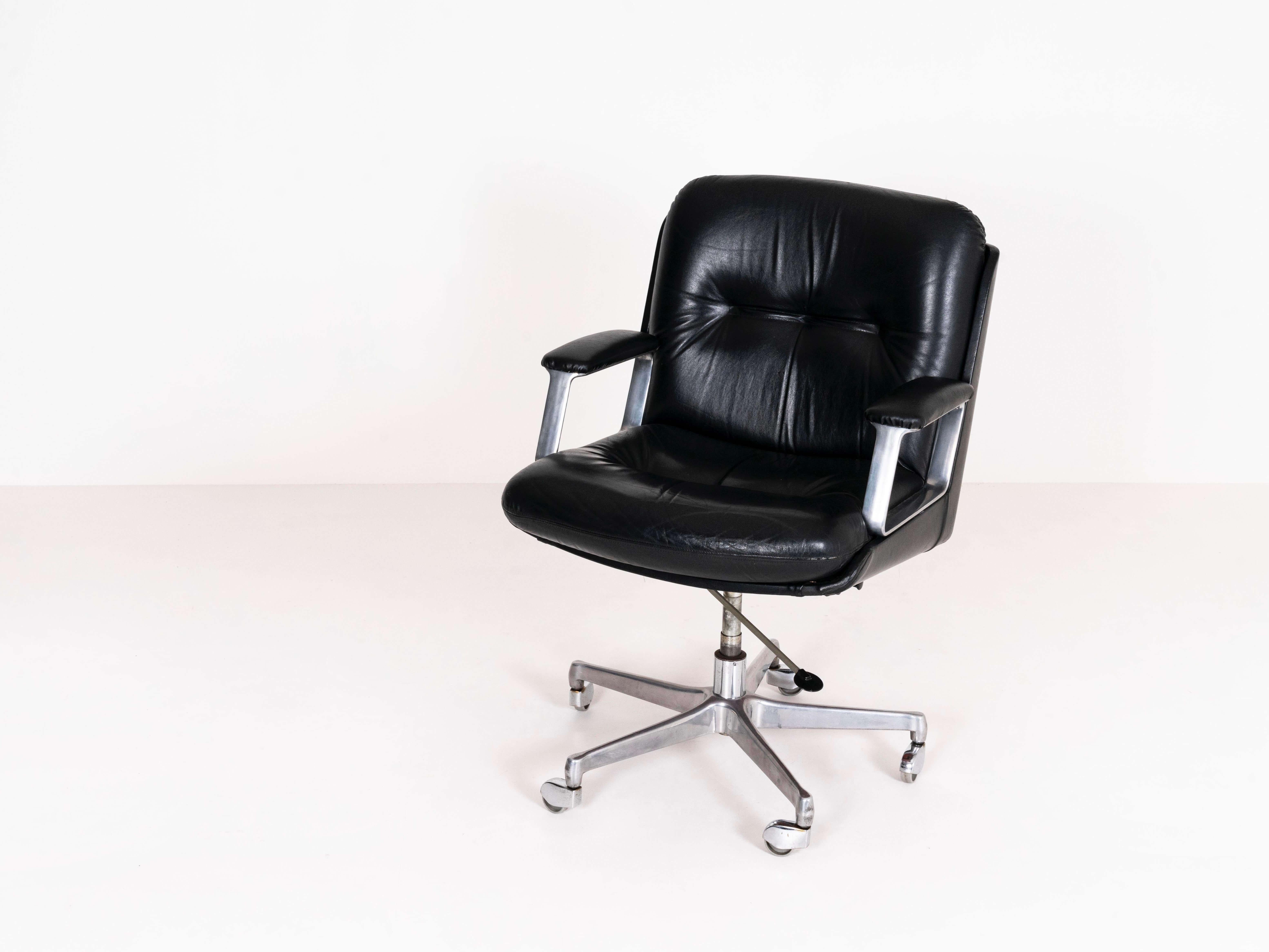 Chaise de bureau en cuir et acier de Vaghi, Italie, années 1960. Cette chaise de bureau unique et luxueuse est dotée d'une structure stable et de coussins confortables en cuir noir. Le dos et la base sont également recouverts de cuir. Il possède de