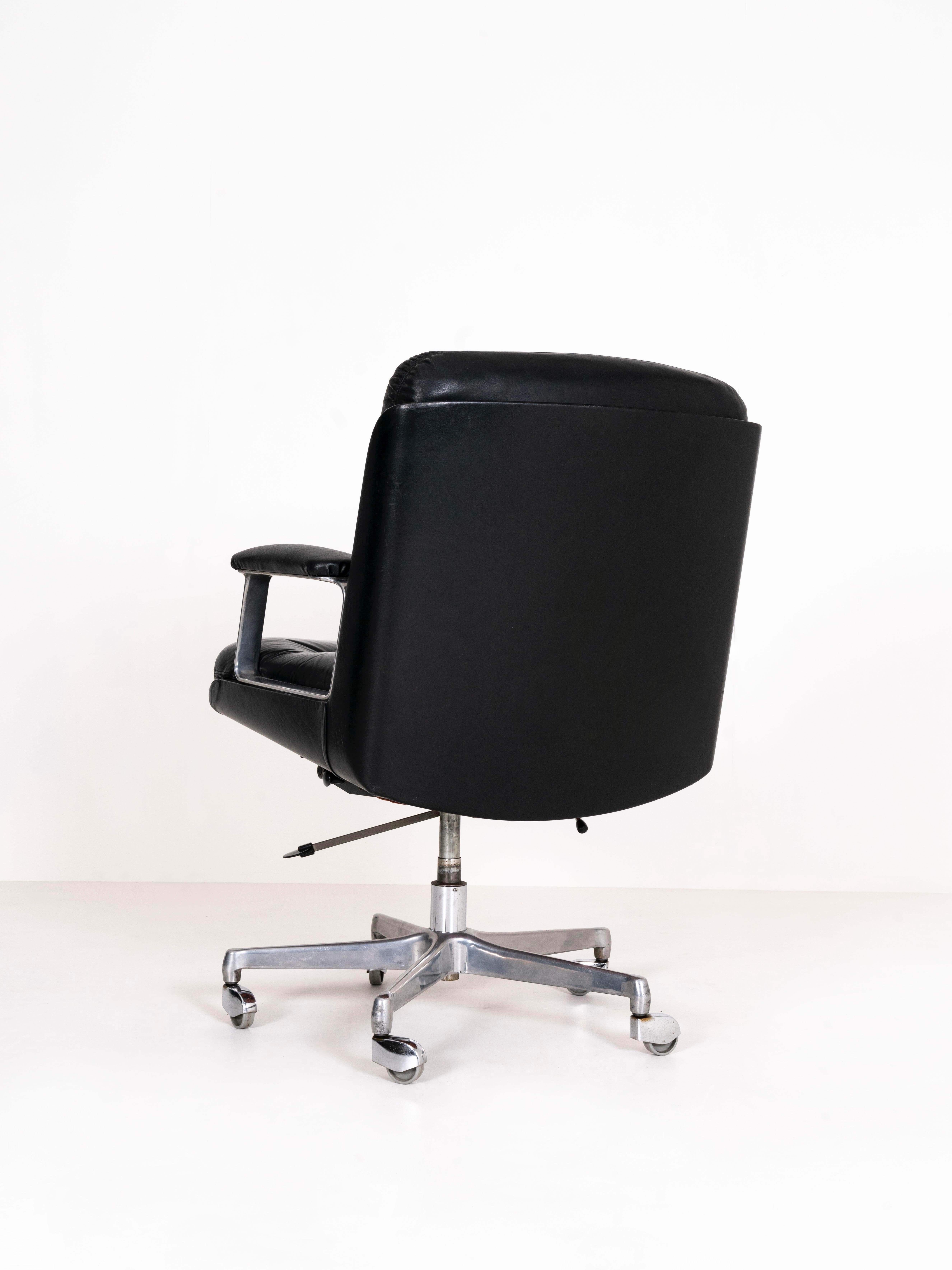 Chaise de bureau en cuir par Vaghi, Italie, années 1960 Bon état à Hellouw, NL