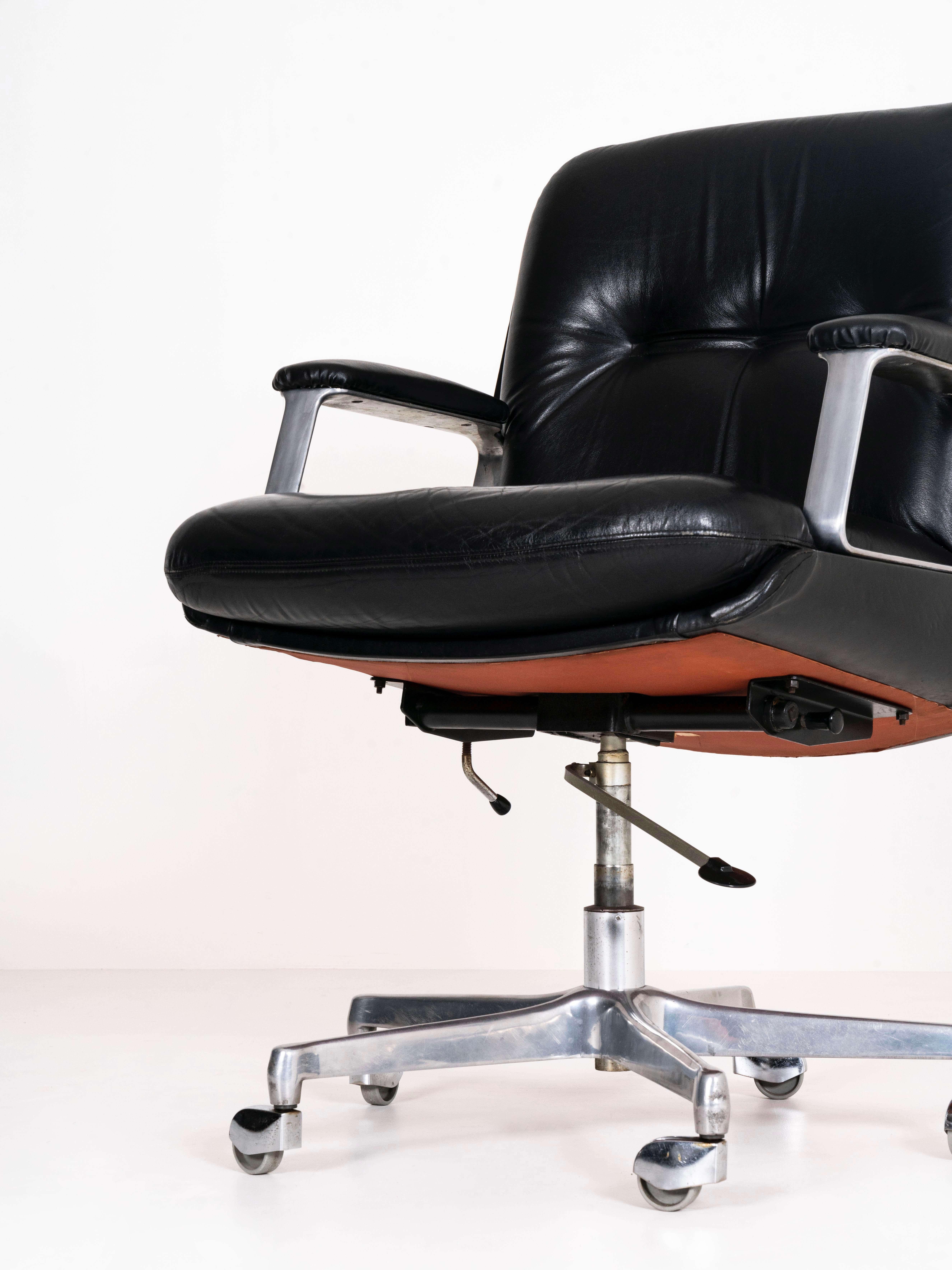 Milieu du XXe siècle Chaise de bureau en cuir par Vaghi, Italie, années 1960